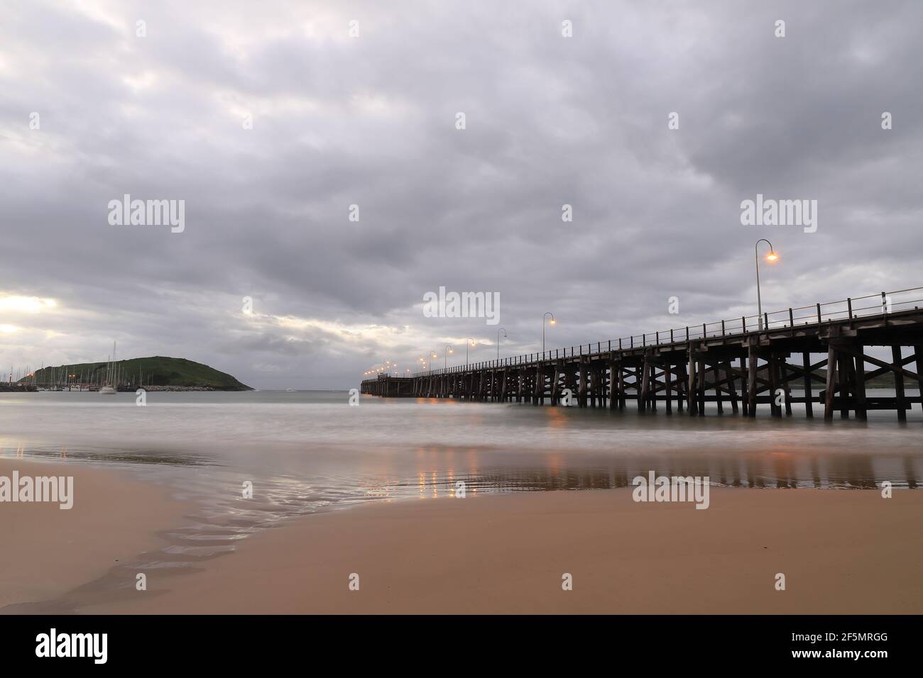 Coffs Harbour Steg und Muttonbird Island bei Sonnenaufgang in NSW, Australien Stockfoto