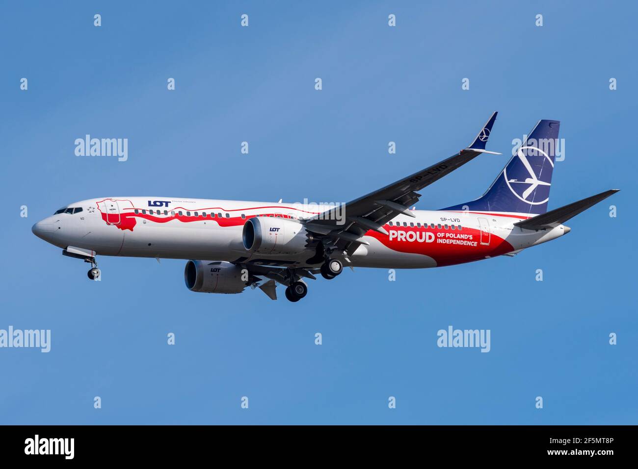 Flughafen London Heathrow, London, Großbritannien. März 2021, 27th. Nach zwei tödlichen Abstürzen und einer weltweiten Erdung kehrt die beunruhigte Boeing 737 MAX wieder in den Passagierflug zurück, wobei viele polnische Airlines 737Max 8 die erste Rückkehr des Typs nach Heathrow heute von Warschau als Flug LO281 machen. 346 Menschen starben bei Abstürzen von Lion Air und äthiopischen MAX-Flugzeugen in den Jahren 2018 und 2019, wobei der Typ am 18. März 2019 weltweit auf dem Boden lag. Im Januar 2021 wurde die Rückkehr nach Europa endlich genehmigt. Einige Fluggesellschaften haben ihre Flüge aufgenommen, und LOT ist heute die erste, die nach London fliegt. Neu Zertifiziert. Spezielle Lackierung Stockfoto