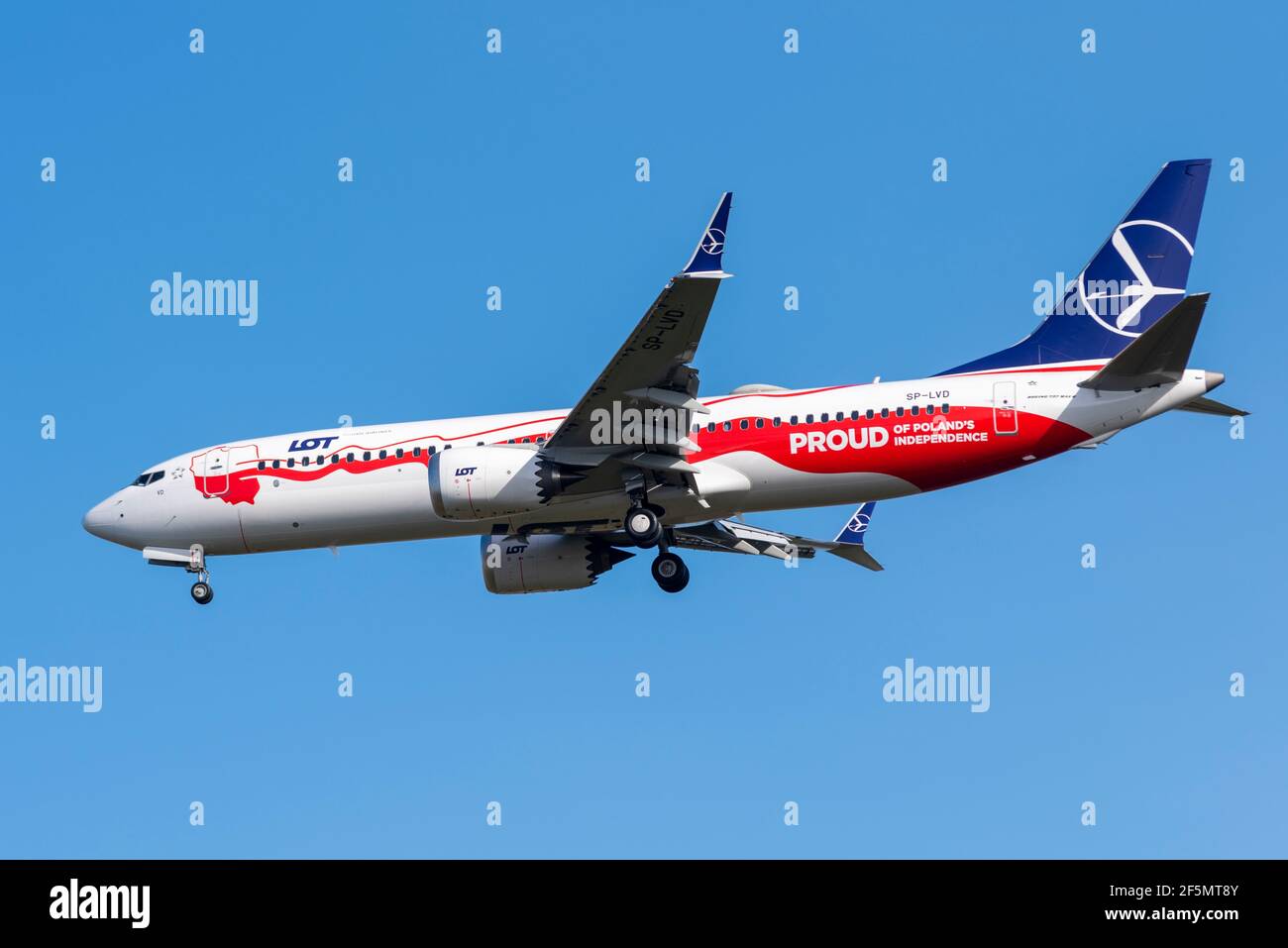 Flughafen London Heathrow, London, Großbritannien. März 2021, 27th. Nach zwei tödlichen Abstürzen und einer weltweiten Erdung kehrt die beunruhigte Boeing 737 MAX wieder in den Passagierflug zurück, wobei viele polnische Airlines 737Max 8 die erste Rückkehr des Typs nach Heathrow heute von Warschau als Flug LO281 machen. 346 Menschen starben bei Abstürzen von Lion Air und äthiopischen MAX-Flugzeugen in den Jahren 2018 und 2019, wobei der Typ am 18. März 2019 weltweit auf dem Boden lag. Im Januar 2021 wurde die Rückkehr nach Europa endlich genehmigt. Einige Fluggesellschaften haben ihre Flüge aufgenommen, und LOT ist heute die erste, die nach London fliegt. Neu Zertifiziert. Spezielle Lackierung Stockfoto
