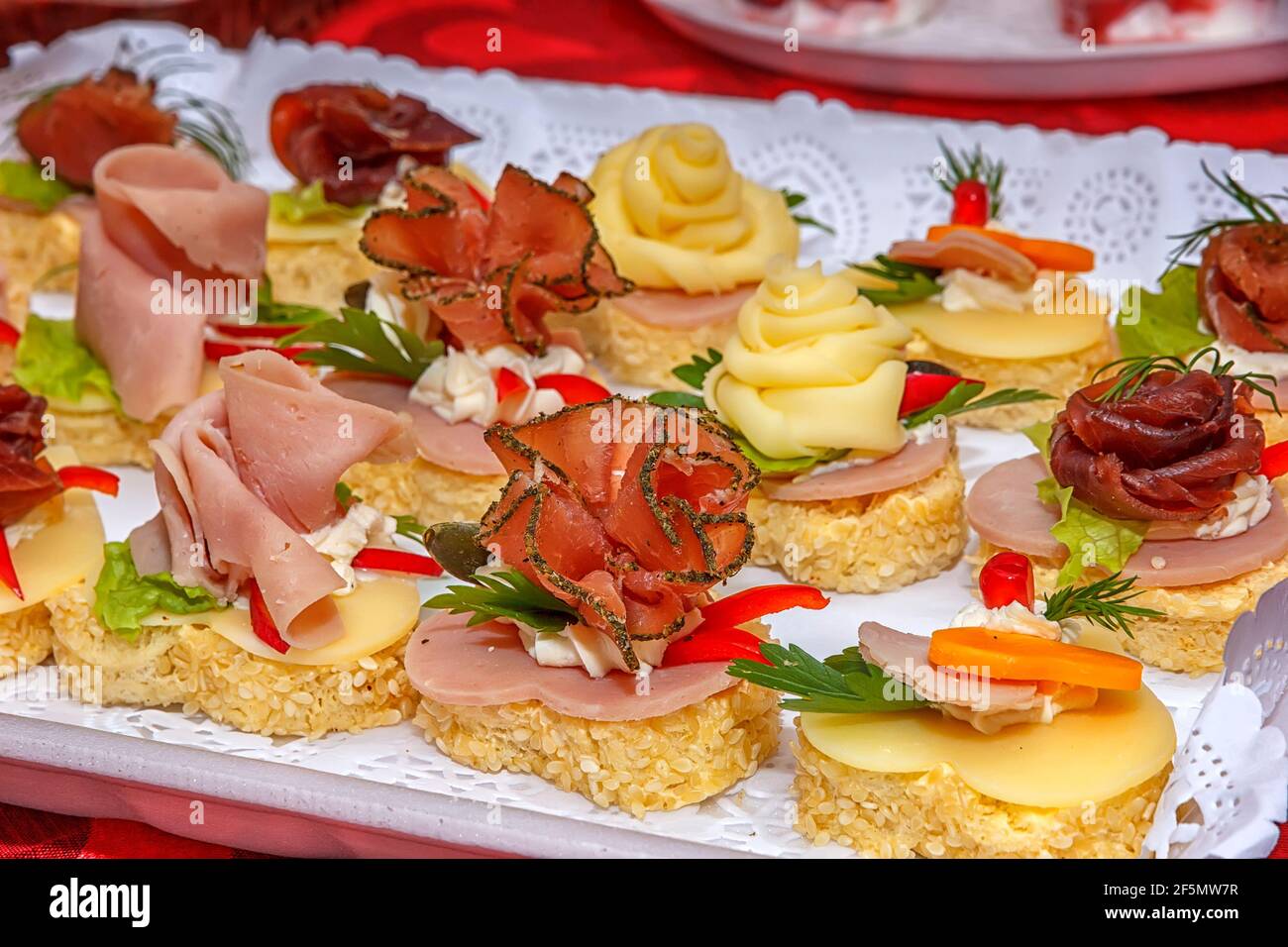 Set von verschiedenen Sandwiches mit Fleisch, Gemüse, Meeresfrüchte. Catering Essen Party. Stockfoto