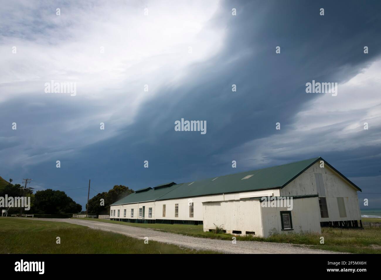 Sturmwolke über woolshed, Glenburn, Wairarapa, North Island, Neuseeland Stockfoto