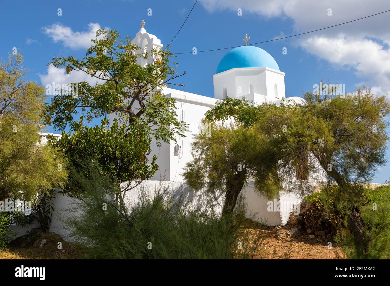 Blick auf Agios Nikolaos - Analipsi, griechisch-orthodoxe Kirche. Piso Livadi, Insel Paros, Griechenland. Stockfoto