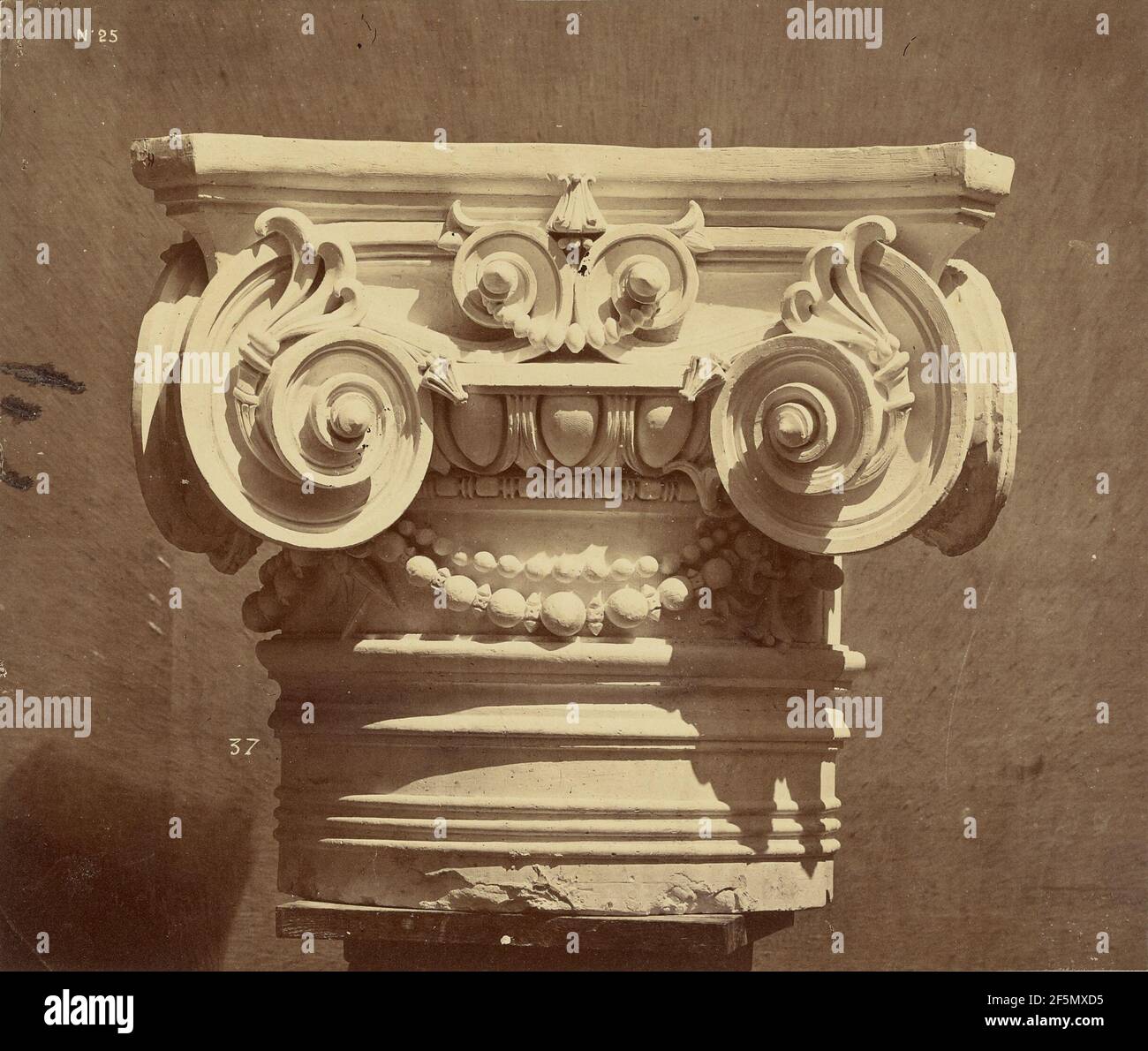 Chapiteau des colonnes du Grand Escalier.. Louis-Émile Durandelle (Französisch, 1839 - 1917) Stockfoto