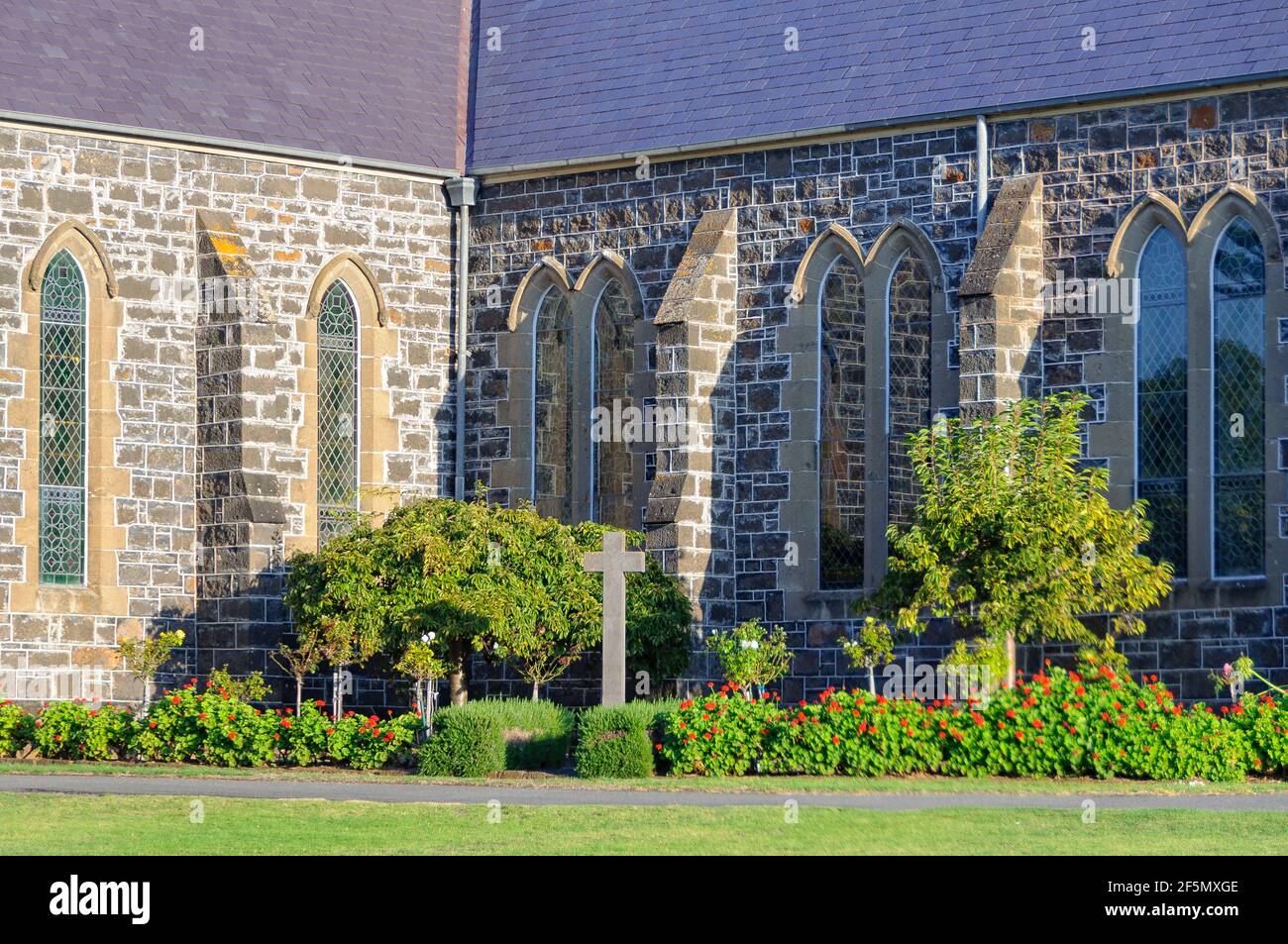 St. John's Anglican Church ist eine der größeren frühen Bluestone-Kirchen Victorias - Port Fairy, Victoria, Australien Stockfoto