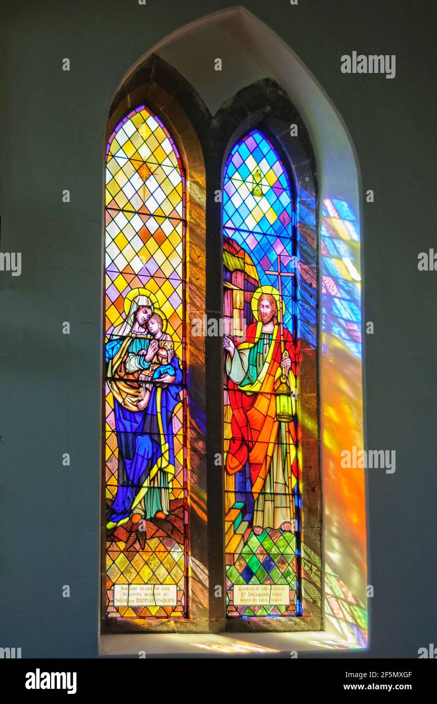 Bunte Buntglasfenster in der St. John's Anglican Church - Port Fairy, Victoria, Australien Stockfoto