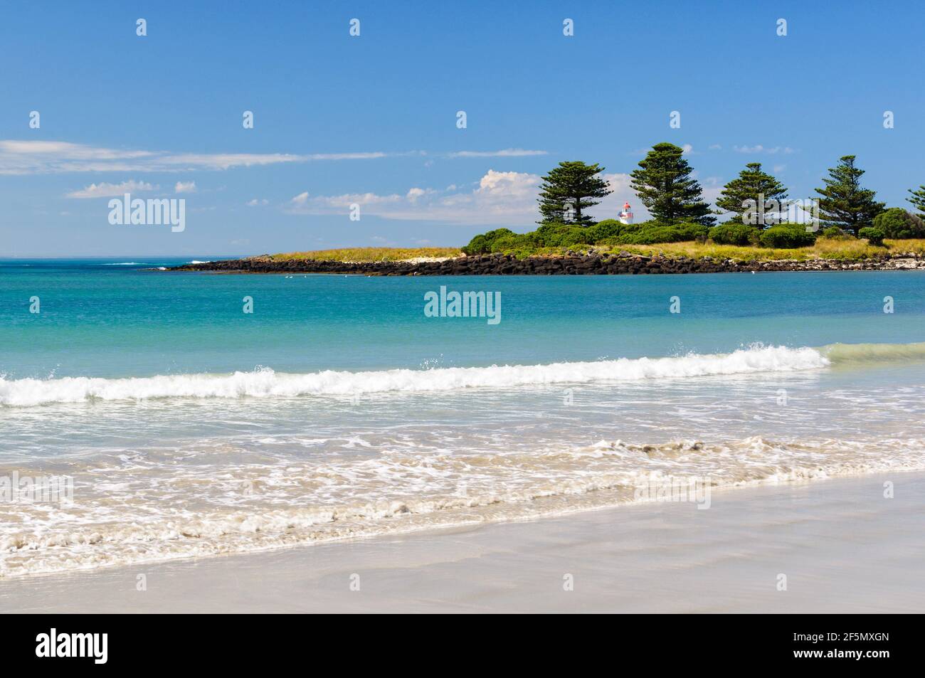 Sanfte Wellen waschen den Strand - Port Fairy, Victoria, Australien Stockfoto
