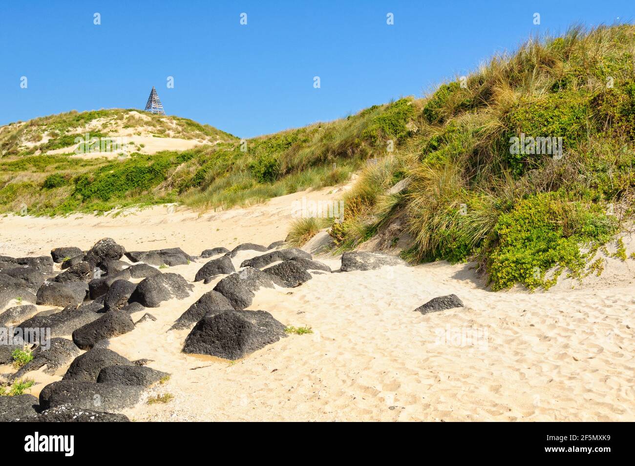 Wanderzeichen auf einer Sanddüne auf Griffiths Island - Port Fairy, Victoria, Australien Stockfoto