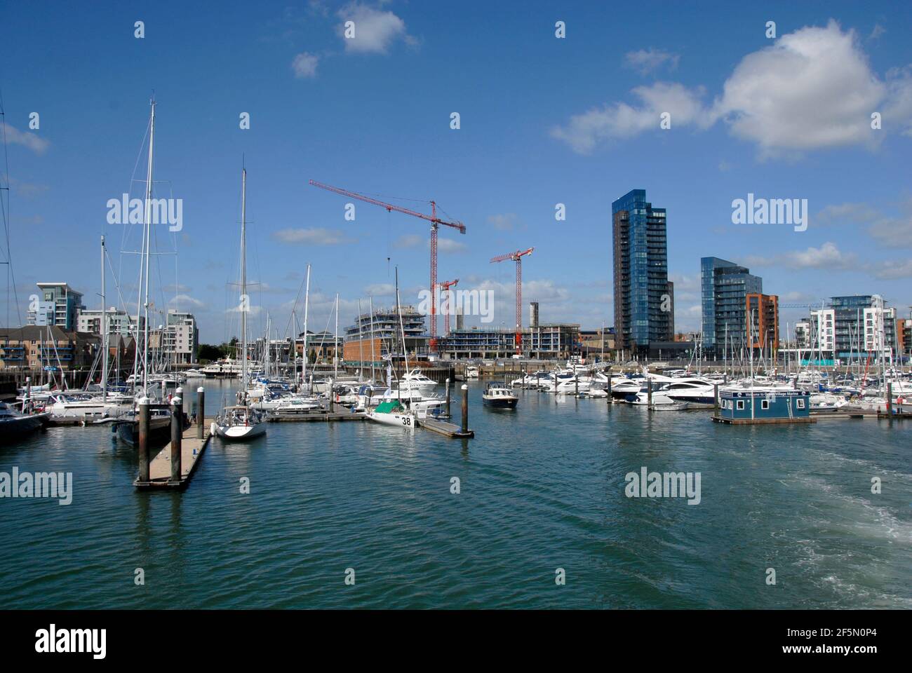 Ocean Village Marina, Southampton, Hampshire, England mit Kräne und Bauarbeiten darüber hinaus Stockfoto