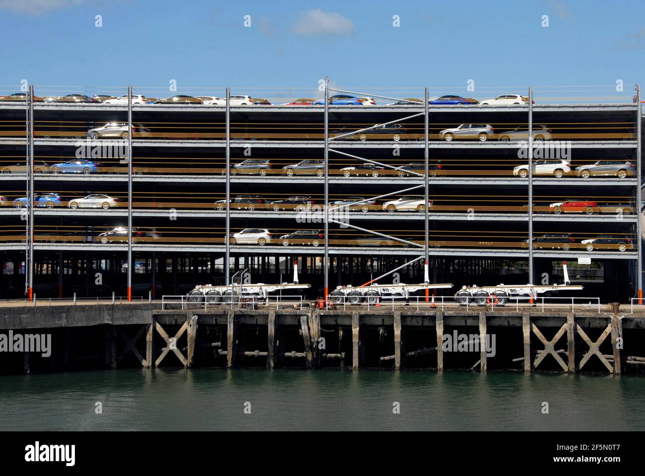 Neue Autos warten auf den Export aus dem Vereinigten Königreich in einem mehrstöckigen Parkhaus in Southampton, Hampshire, England Stockfoto