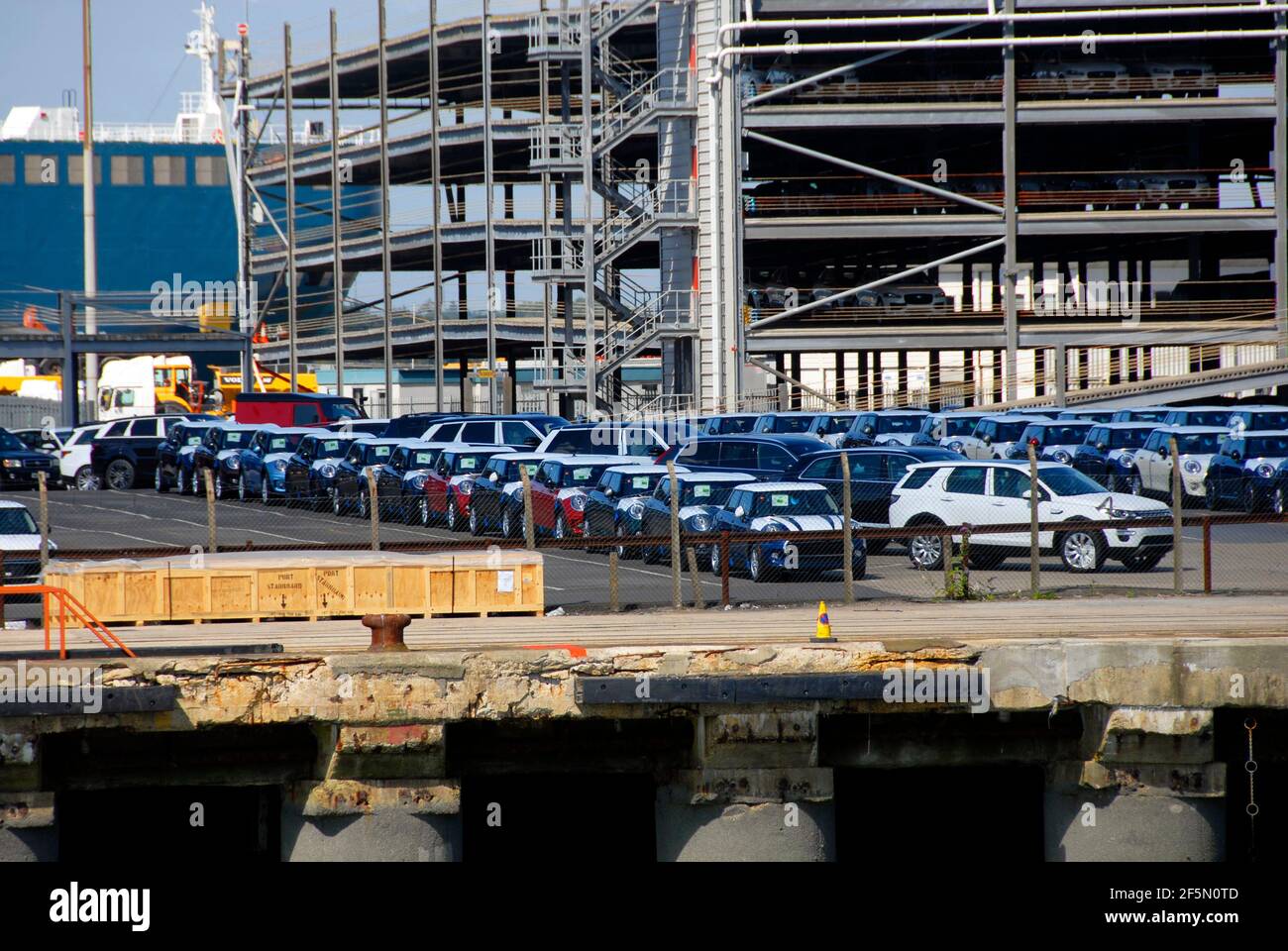 Autos, die auf den Export aus dem Vereinigten Königreich warten, befinden sich am Hafen und auf einem mehrstöckigen Parkhaus in Southampton, Hampshire, England Stockfoto