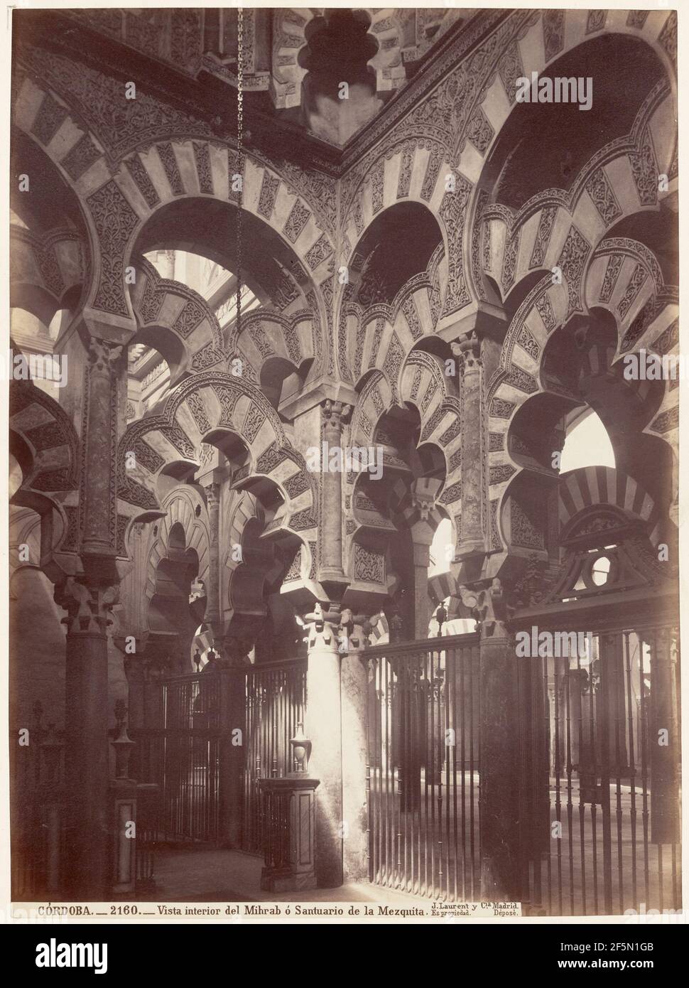 Vista interior del Mihrab o Santuario de la Mezquita. Juan Laurent (Französisch, 1816 - 1886) Stockfoto