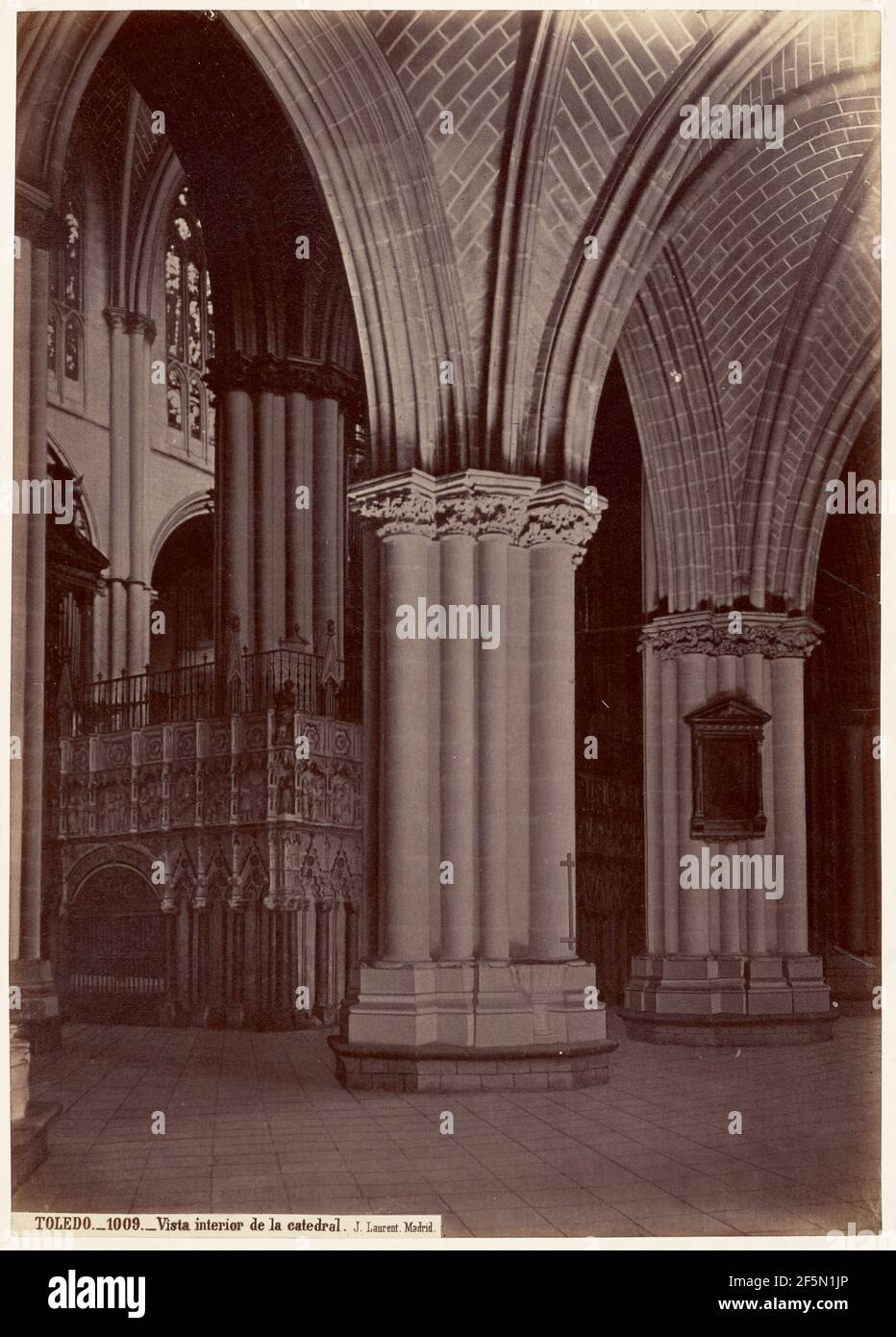 Vista interior de la catedral, Toledo. Juan Laurent (Französisch, 1816 - 1886) Stockfoto