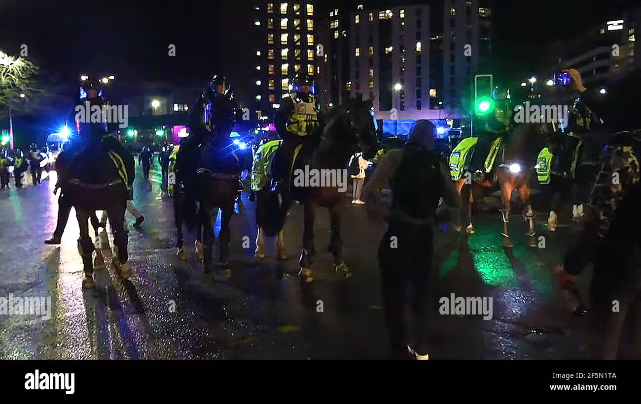Video Screenshot aufgenommen, als die montierte Polizei Demonstranten in Bristol konfrontierte, die gegen den neuen britischen Anti-Protest-Gesetzentwurf protestierten (26. März 2021). ((der weitgehend friedliche Protest fand während der covid (Coronus Virus) Beschränkungen gegen große Versammlungen statt)) Stockfoto