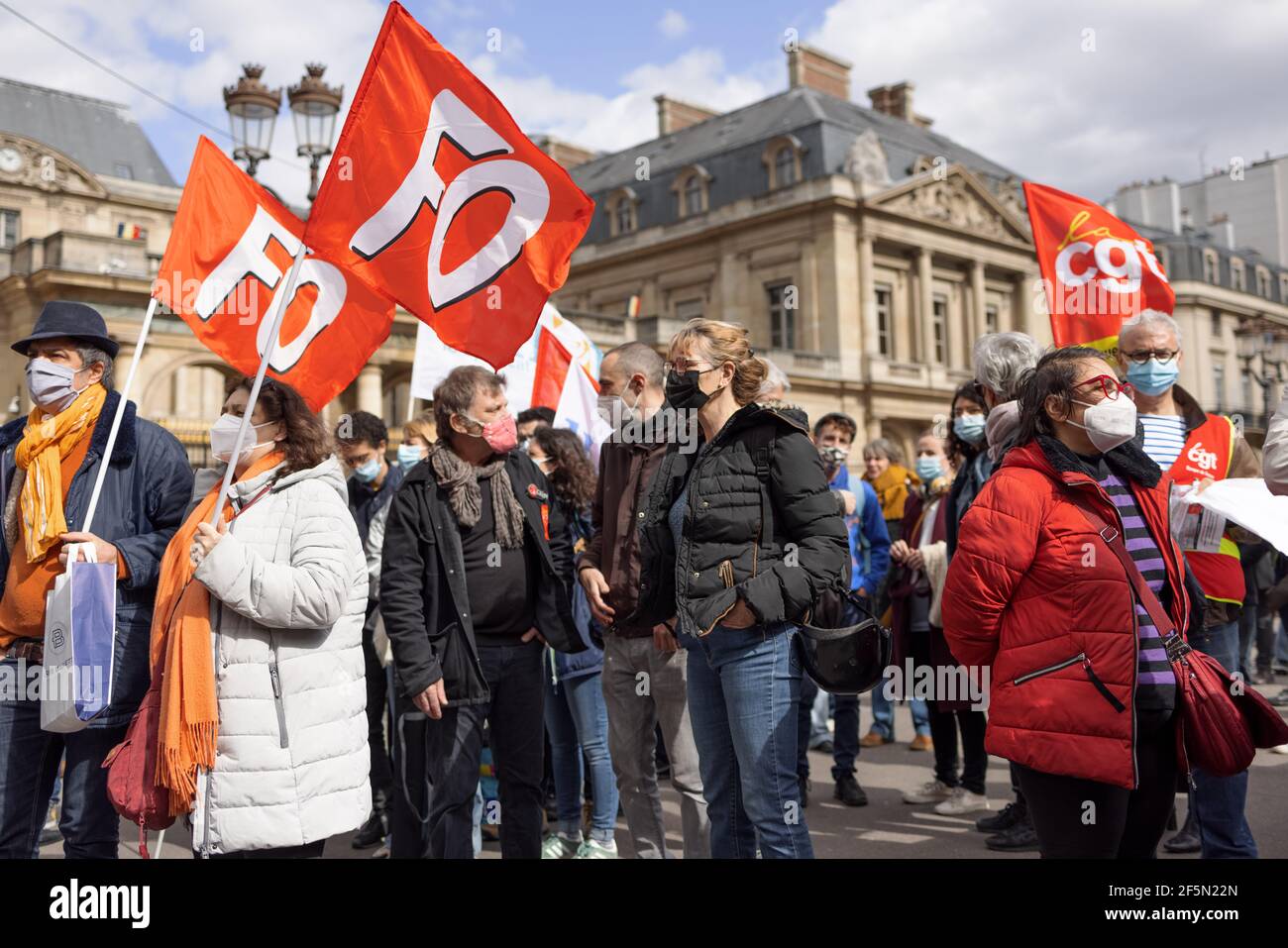 Paris, Frankreich, 26. März 2021, versammeln sich in der Nähe des Louvre-Museums Animateure, um gegen das Gesetz zur Sicherung der Arbeitslosigkeit zu protestieren. Stockfoto