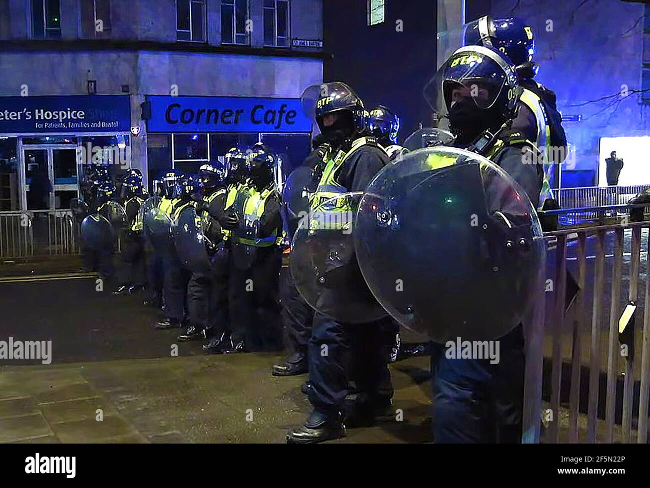 Video-Screenshot aufgenommen, bevor die Polizei Demonstranten in Bristol anklagte, die gegen den neuen britischen Anti-Protest-Gesetzentwurf protestierten (26. März 2021). ((der weitgehend friedliche Protest fand während der covid (Coronus Virus) Beschränkungen gegen große Versammlungen statt)) Stockfoto