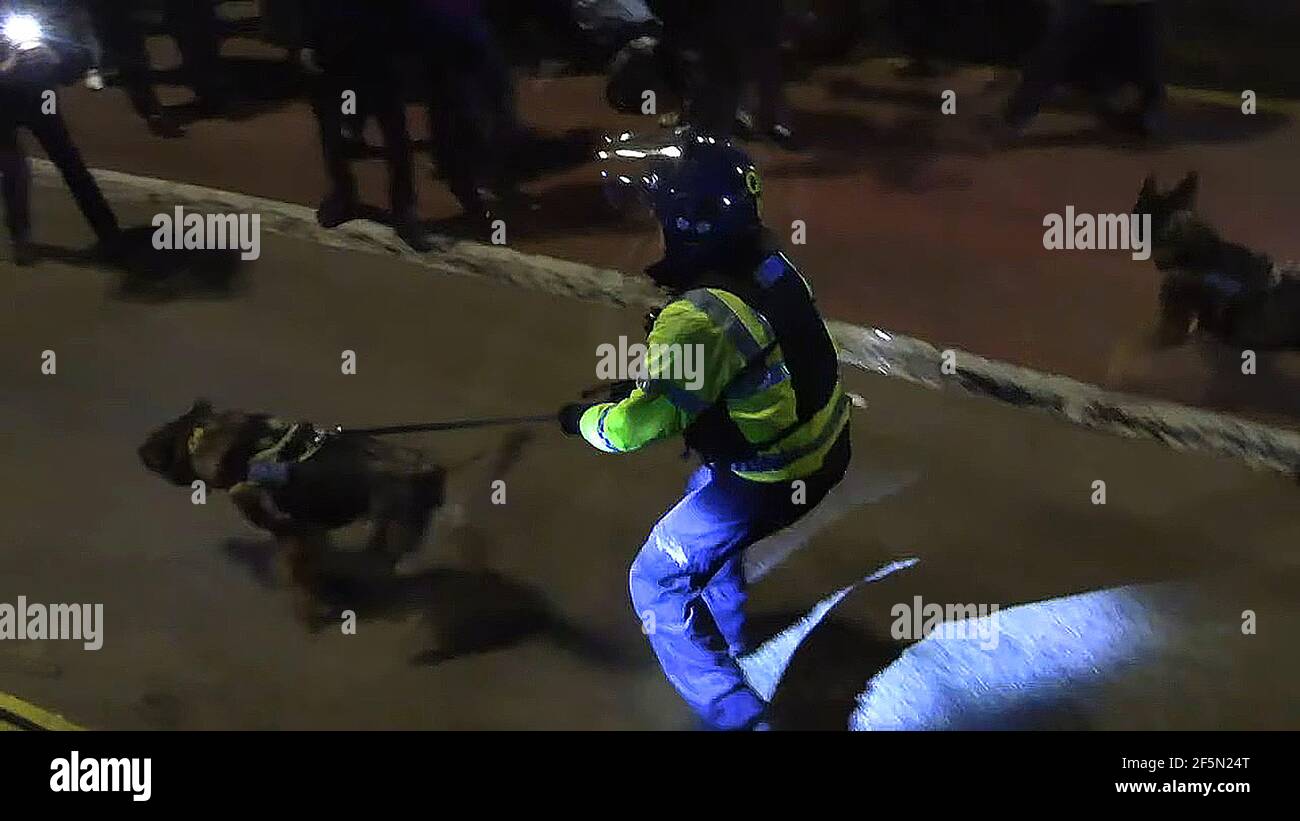 Video Screenshot aufgenommen, als die Polizei in Bristol Demonstranten konfrontierte, die gegen den neuen britischen Anti-Protest-Gesetzentwurf protestierten (26. März 2021). Die Hunde mussten zurückgezogen werden, als sie begannen, ihre Handler anzugreifen ((der weitgehend friedliche Protest fand während der covid (Coronus Virus) Beschränkungen gegen große Versammlungen statt)) Stockfoto