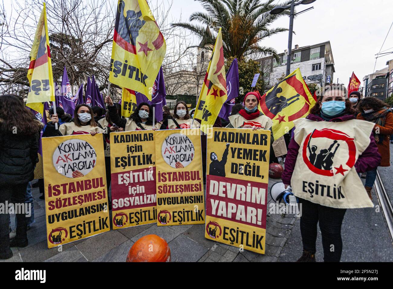Istanbul, Türkei. März 2021, 27th. Am 26. März 2021 protestieren Frauen in Istanbul gegen die Entscheidung der Regierung, die Istanbul-Konvention zu verlassen. Foto von Ilker Eray/Depo Fotos/ABACAPRESS.COM Quelle: Abaca Press/Alamy Live News Stockfoto