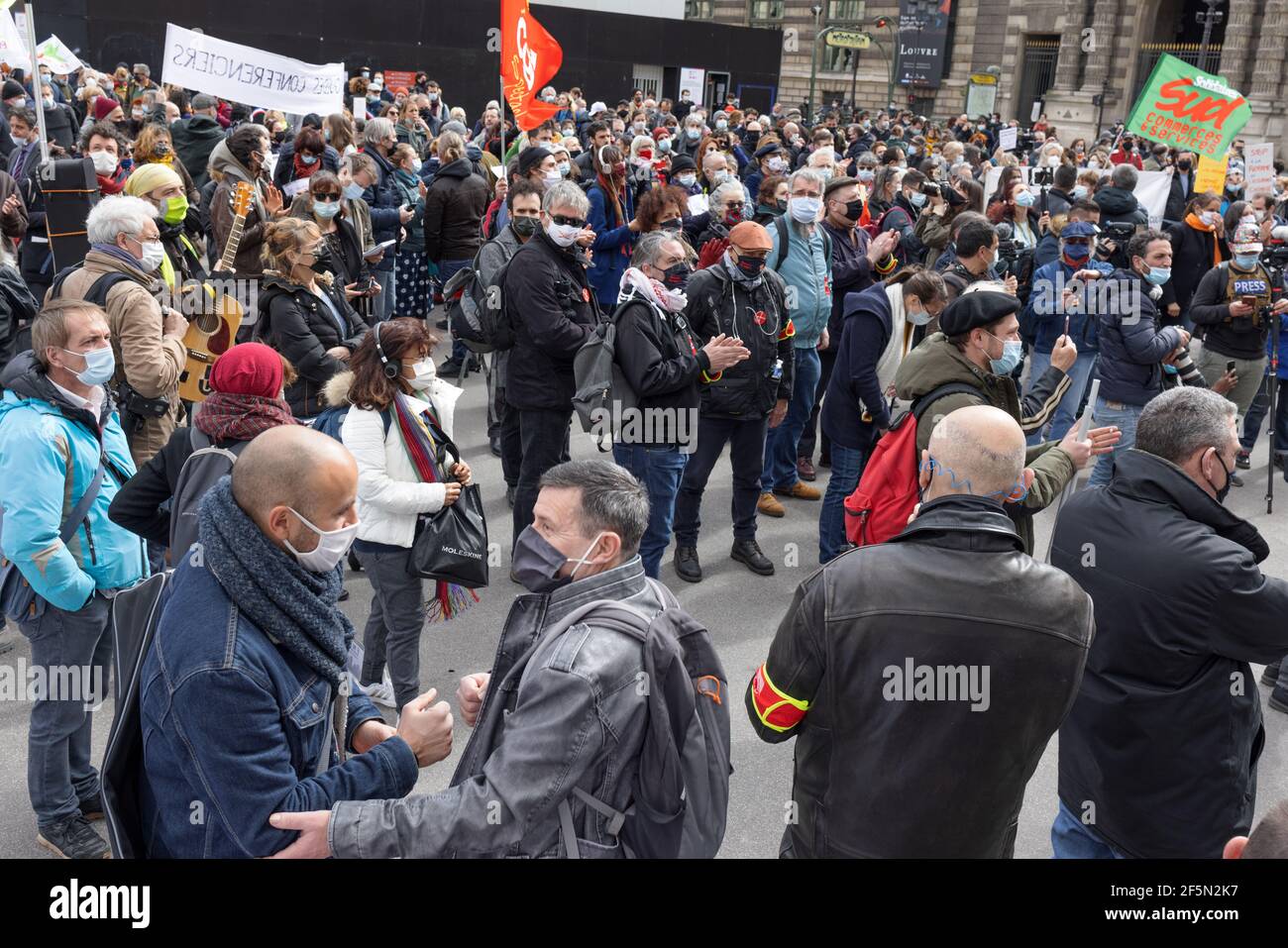 Paris, Frankreich, 26. März 2021, versammeln sich in der Nähe des Louvre-Museums Animateure, um gegen das Gesetz zur Sicherung der Arbeitslosigkeit zu protestieren. Stockfoto