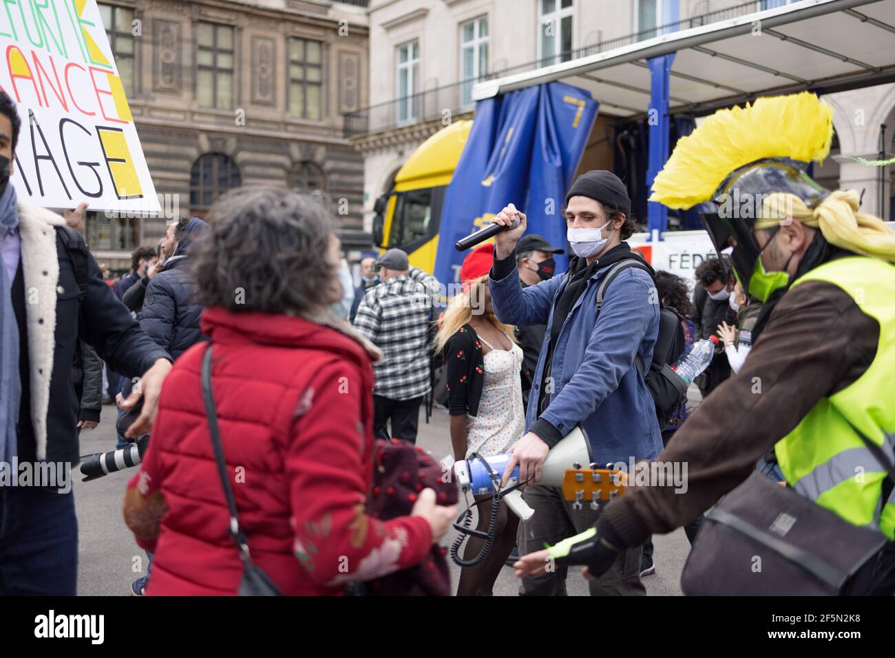 Paris, Frankreich, 26. März 2021, versammeln sich in der Nähe des Louvre-Museums Animateure, um gegen das Gesetz zur Sicherung der Arbeitslosigkeit zu protestieren. Stockfoto