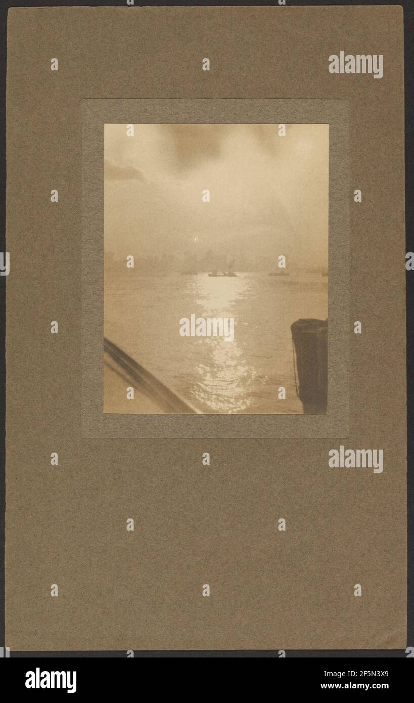 Die Stadt von der anderen Seite des Wassers aus gesehen. Joseph Turner Keiley (Amerikanisch, 1869 - 1914) Stockfoto