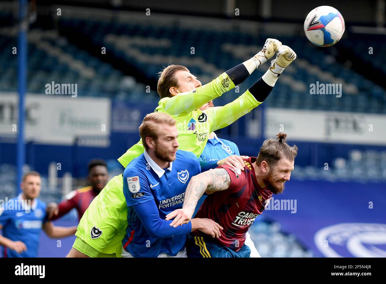 Craig MacGillivray aus Portsmouth sticht aus James Norwood aus Ipswich Town - Portsmouth / Ipswich Town, Sky Bet League One, Fratton Park, Portsmouth, Großbritannien - 20th. März 2021 nur zur redaktionellen Verwendung – es gelten die Einschränkungen von DataCo Stockfoto