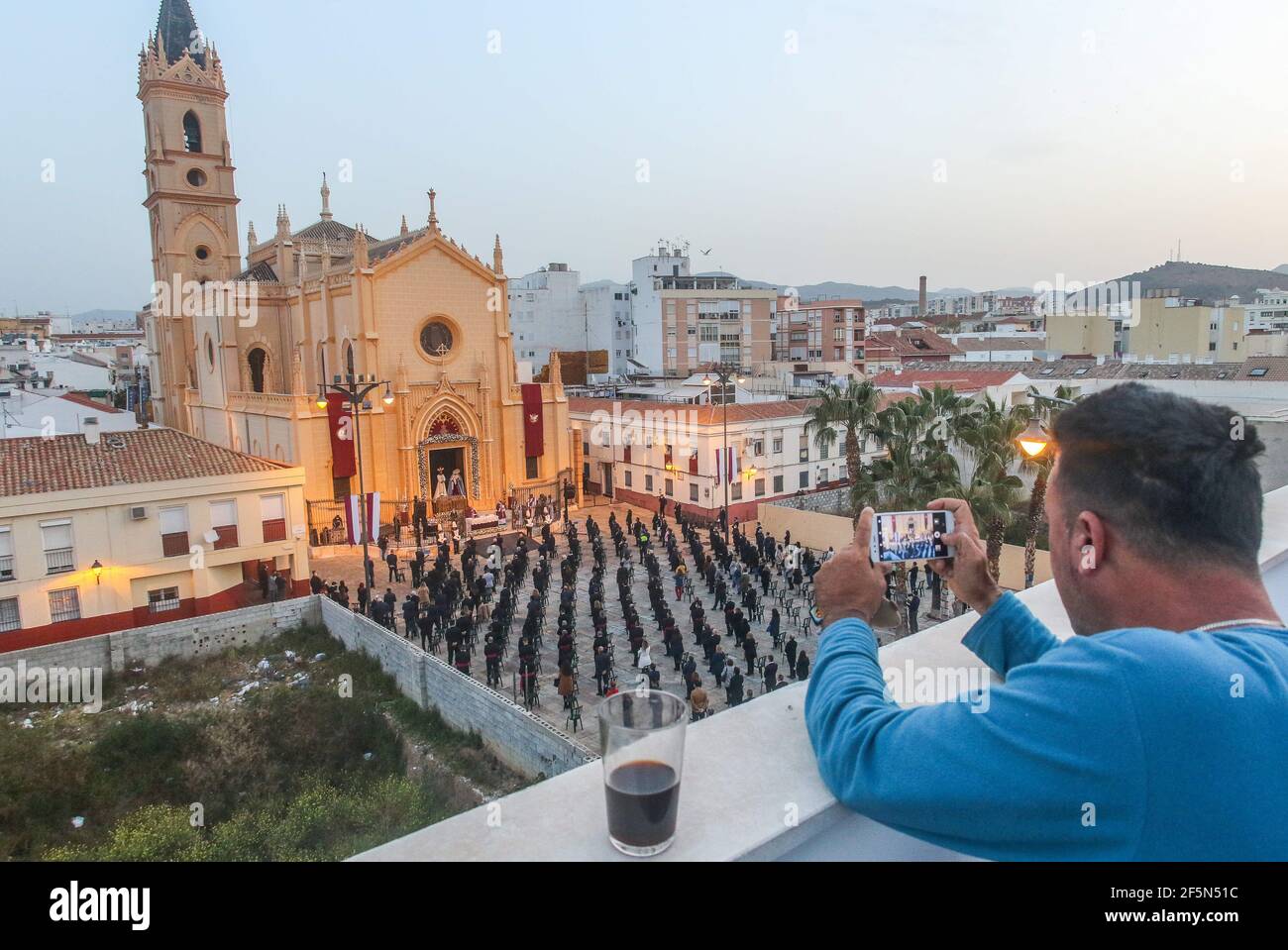 27. März 2021: 27. März 2021 (Malaga) Historische und ungewöhnliche Bilder der Messe der Morgenröte, die jeden Samstag der Leidenschaft in der Kirche des heiligen Paulus mit den Schlagzeilen von "Unser Vater Jesus gefangen und die selige Maria der gekrönten Dreifaltigkeit" gefeiert wird. Dieses Jahr mit strengen Sicherheitsstandards, umgeben von einem Polizeikordon, um Menschenmengen zu vermeiden und nur die Öffentlichkeit zu besuchen eingeladen, um die traditionelle Zeremonie. Kredit: Lorenzo Carnero/ZUMA Wire/Alamy Live Nachrichten Stockfoto