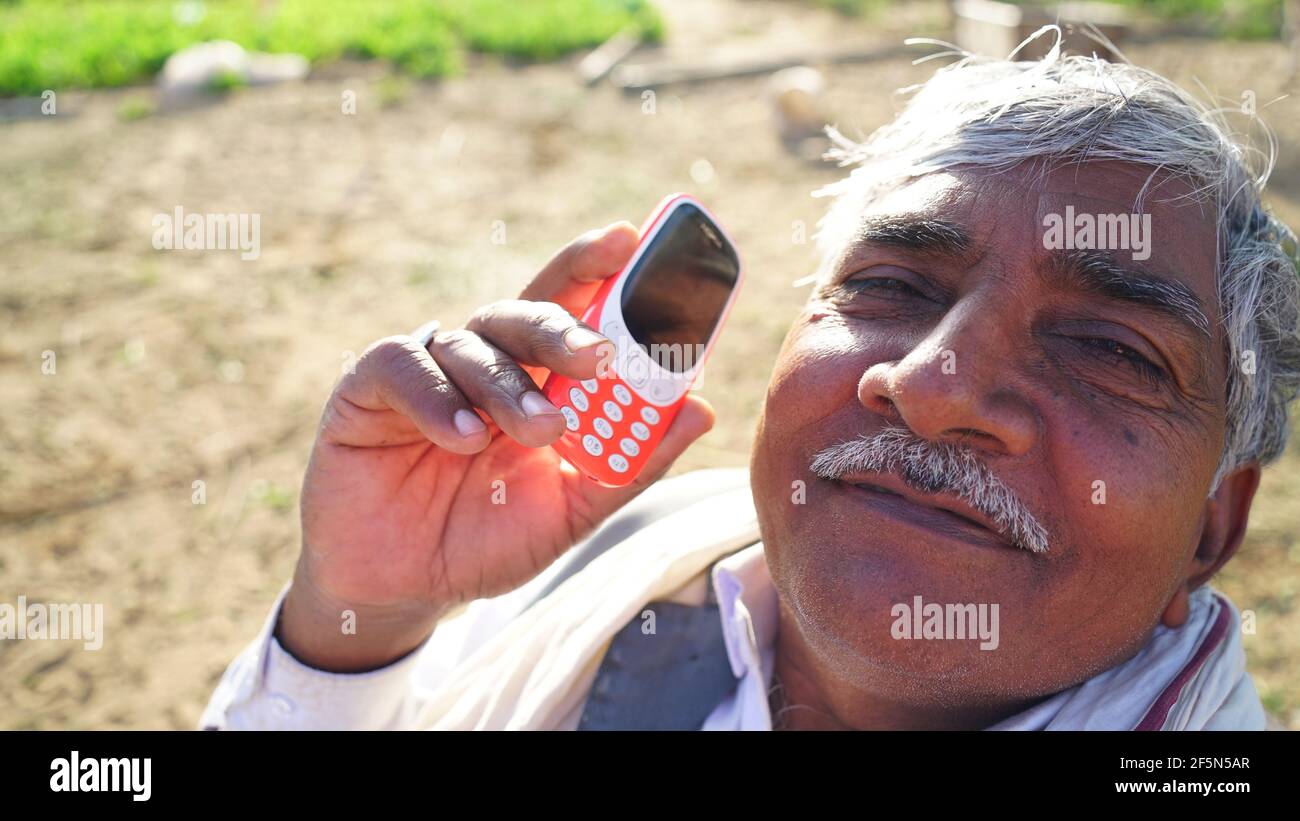 Rajasthan, Indien - 21. März 2021; Mann ruft mit Nokia alten Tastatur Handy. Nokia 3310 Telefon in der Hand halten. Nahaufnahme von Menschen Hand mit Smartp Stockfoto