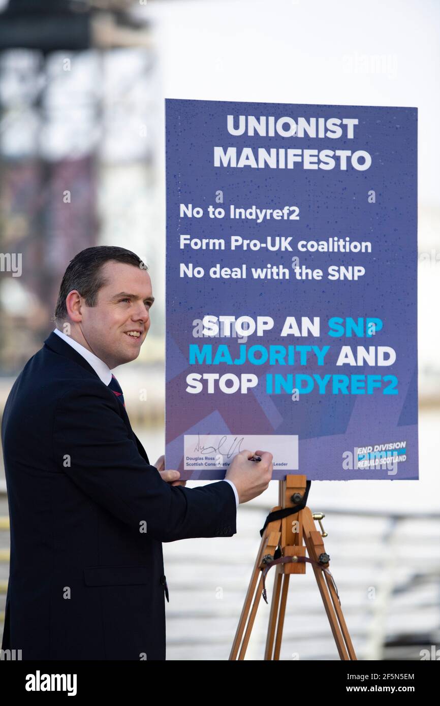 Glasgow, Schottland, Großbritannien. März 2021, 27th. IM BILD: Douglas Ross MP, Vorsitzender der Schottischen Konservativen und Unionistischen Partei, gesehen vor BBC Scotland, der das unionistische Manifest der Partei lanciert. Nein zu Indyref2, bilden Pro-UK Koalition, kein Deal mit der SNP. HALTEN SIE EINE SNP-MEHRHEIT UND HALTEN SIE INNDYREF2. Quelle: Colin Fisher/Alamy Live News Stockfoto
