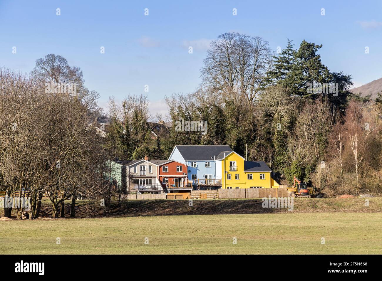 Häuser gemalt hellen Farben, Abergavenny, Wales, Großbritannien Stockfoto