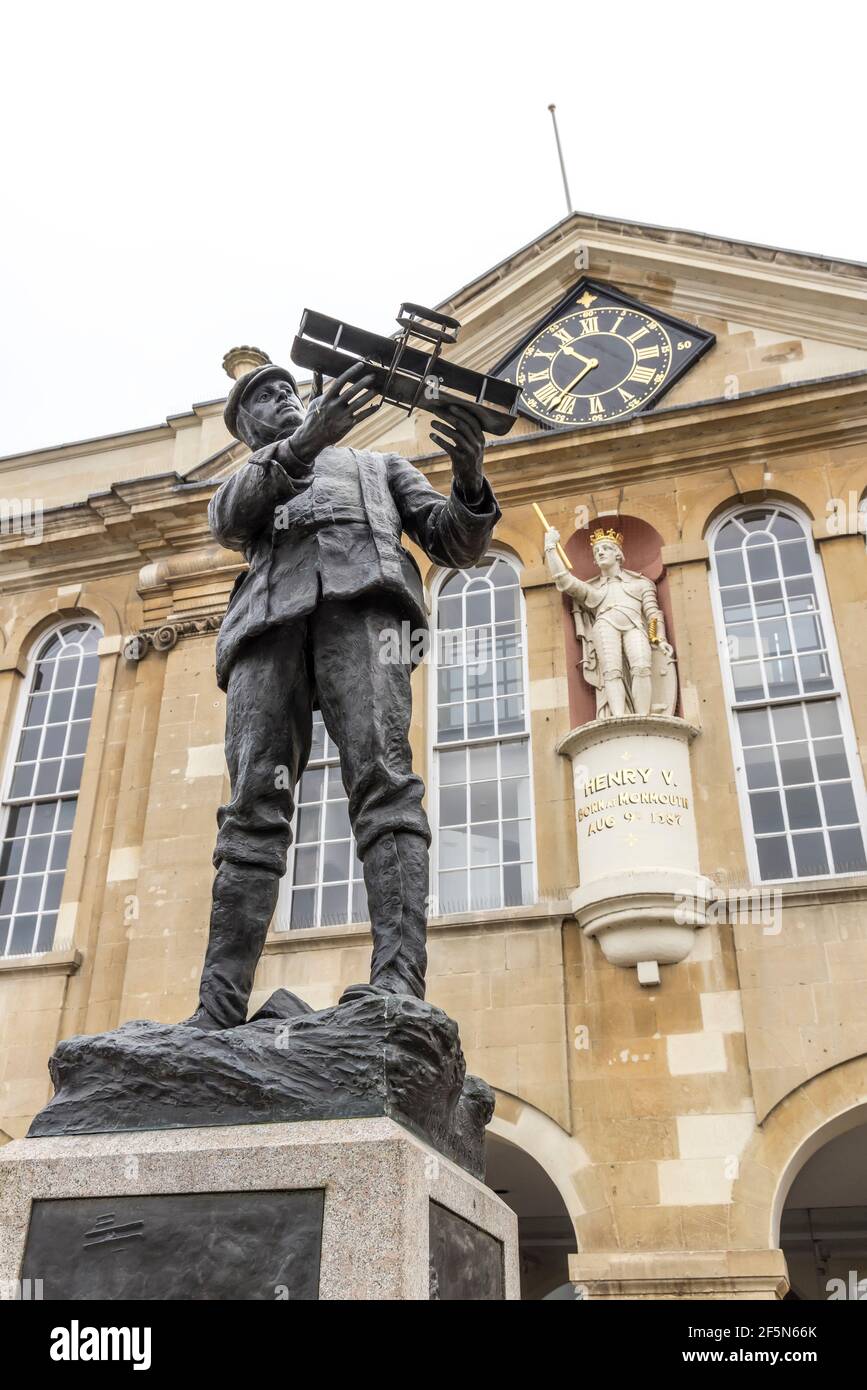 Statuen von Charles Rolls und König Heinrich V., Agincourt Square, Monmouth, Wales, Großbritannien Stockfoto