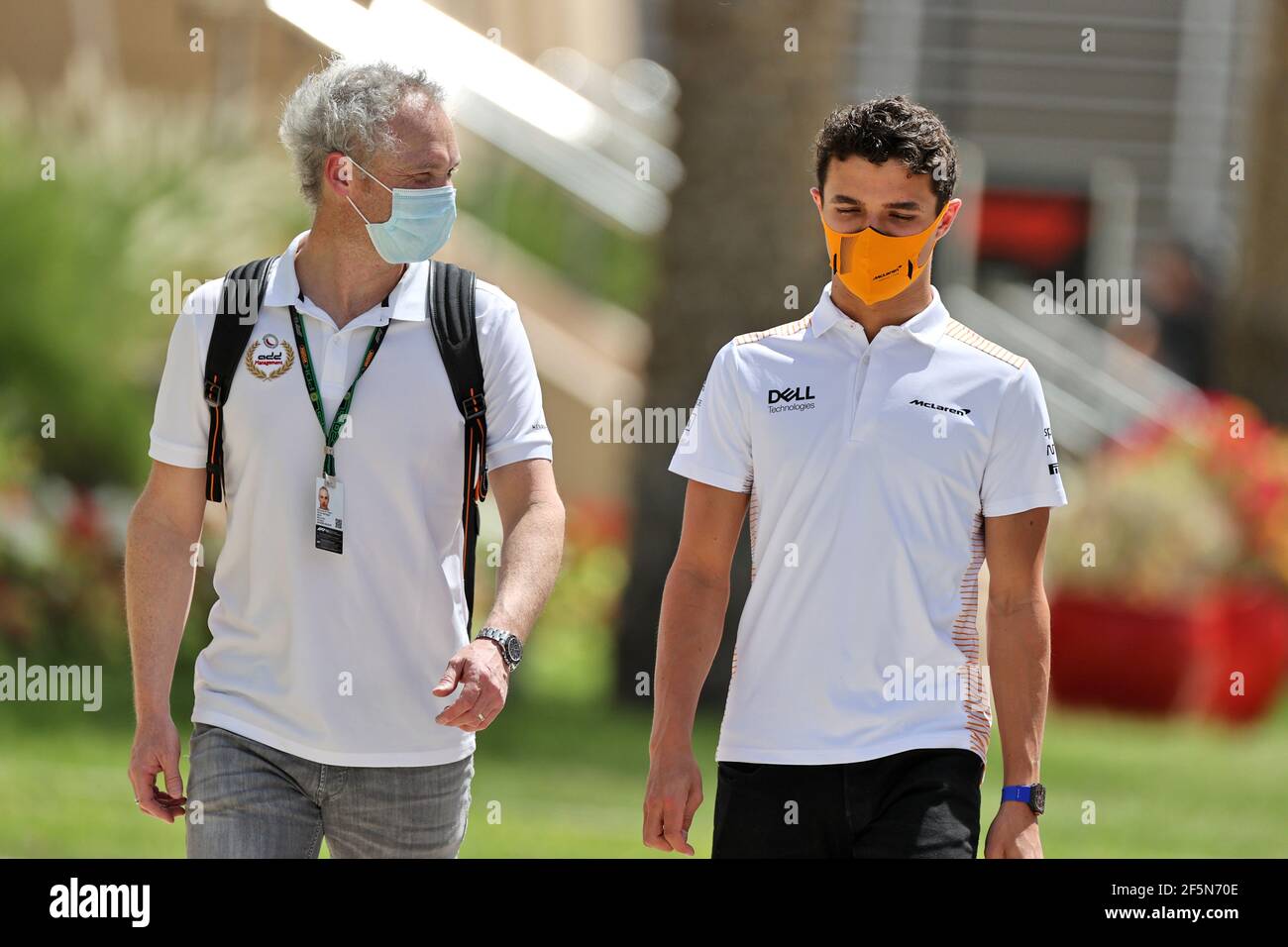 Lando Norris (GBR) McLaren mit seinem Vater Adam Norris (GBR). Großer Preis von Bahrain, Samstag, 27th. März 2021. Sakhir, Bahrain. Stockfoto