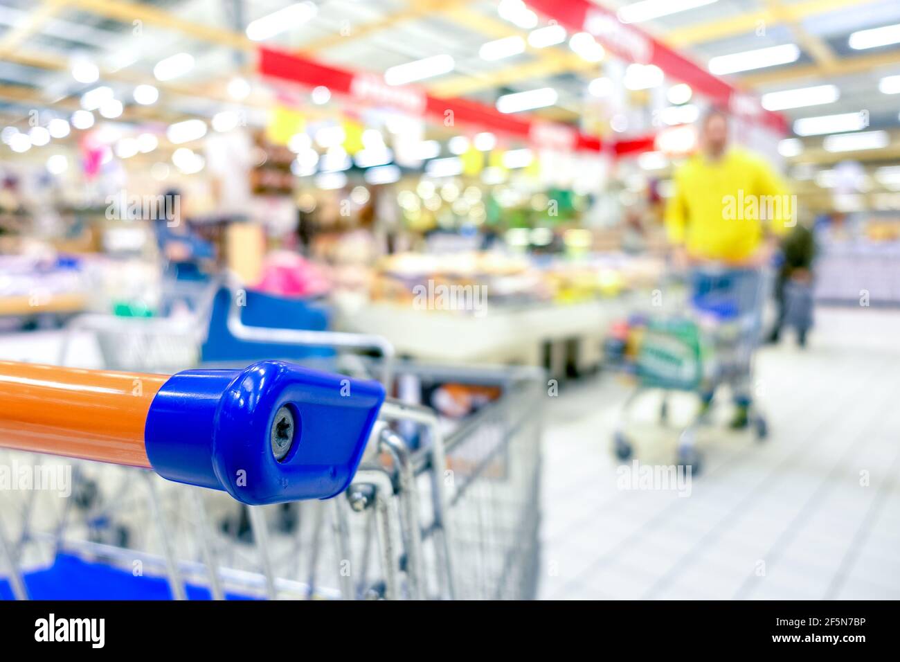 Verschwommene defocused Lebensmittelgeschäft Supermarkt - Konsumdenken Konzept in der Zeit der Wirtschaftskrise - helle lebendige Unschärfe der Menschen in der Wirtschaft Zentrieren Stockfoto