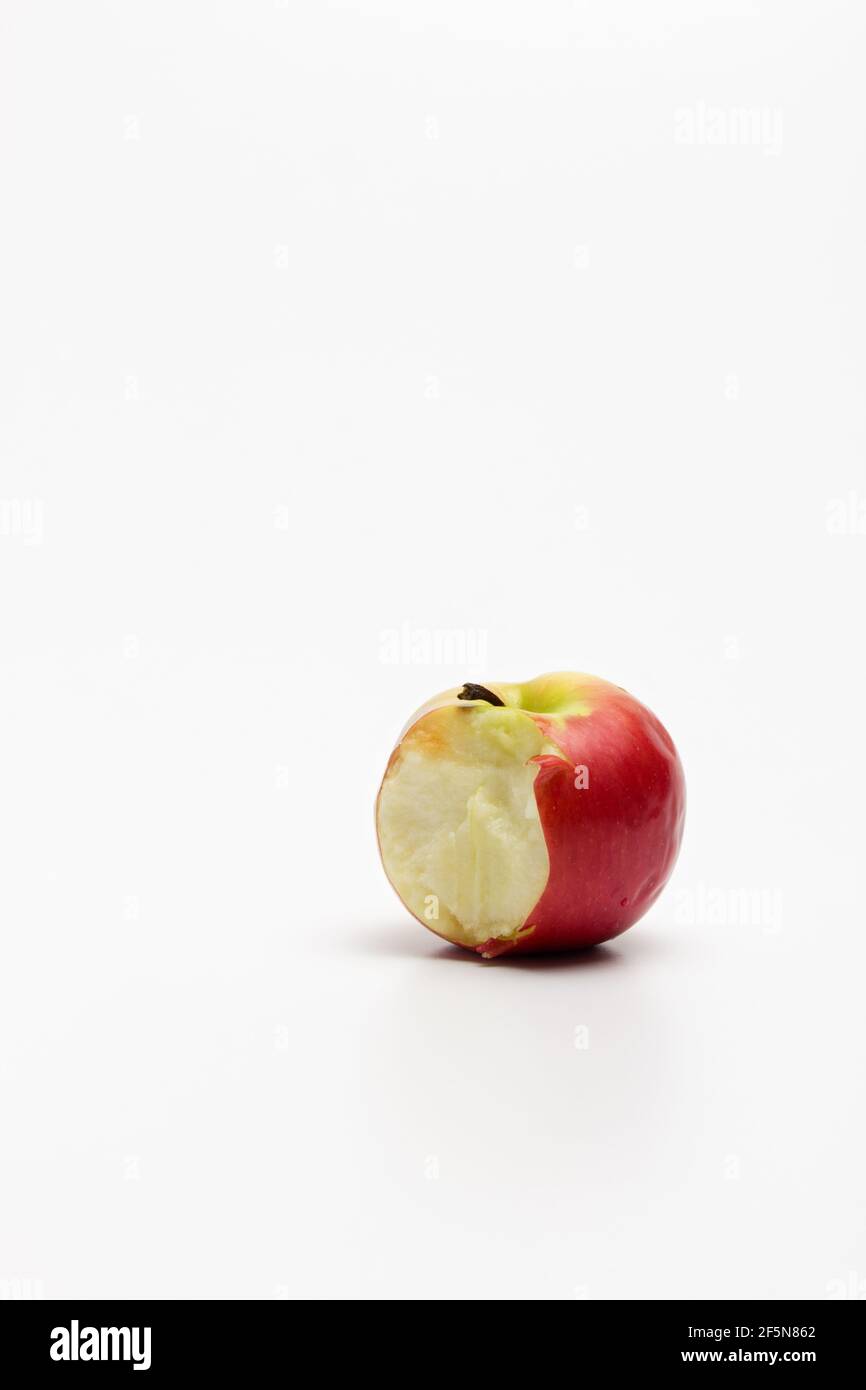 Ein reifer roter Apfel isoliert auf weißem Hintergrund. Rot gebissen Apfel auf weißem Hintergrund. Apple Beschneidungspfad. Vertikales Foto ein Apfel. Stockfoto