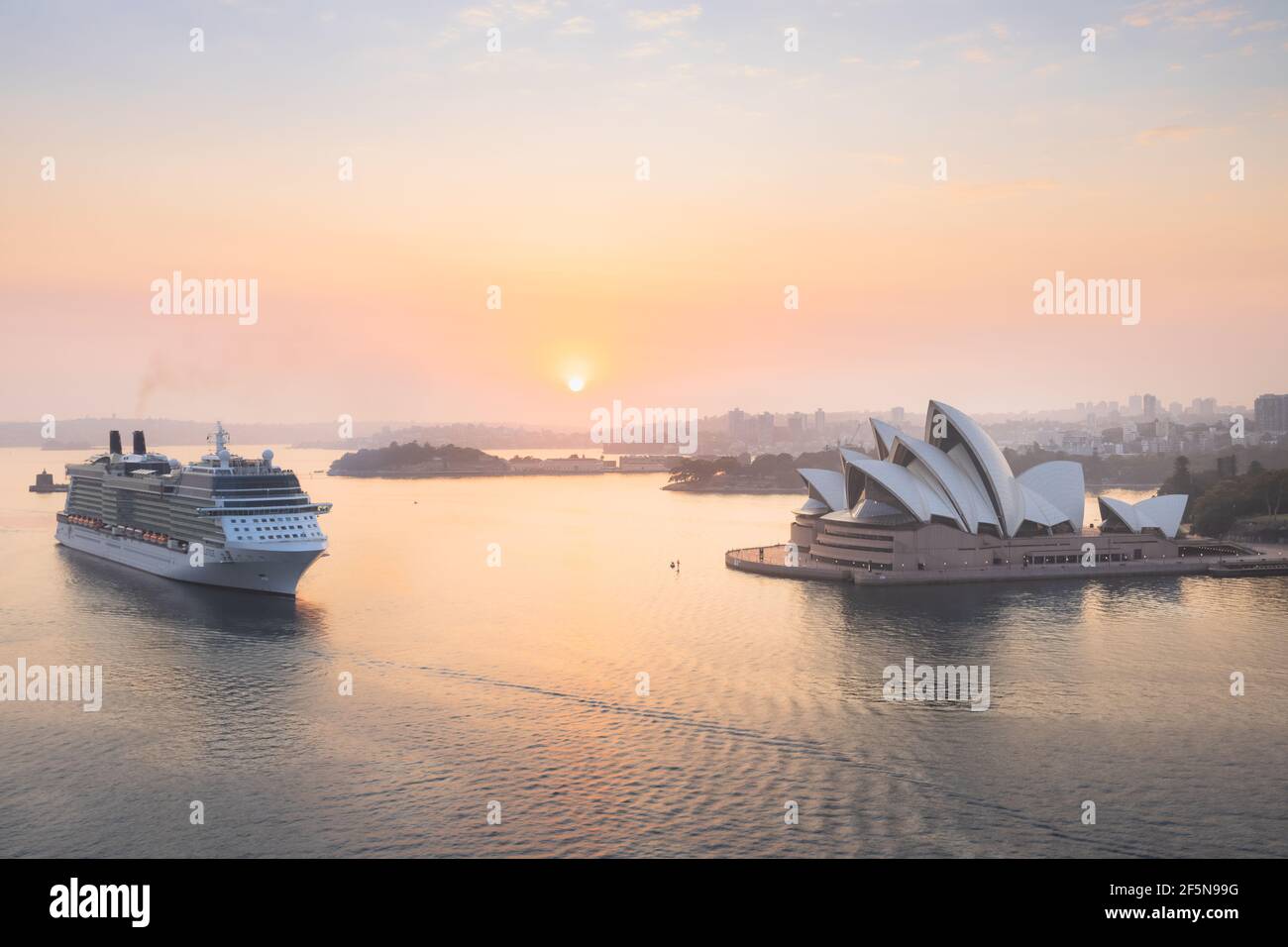 Sydney, Australien - Januar 3 2020: Das Kreuzfahrtschiff Solstice von Celebrity Cruises nähert sich an einem Sommermorgen bei der Sonne dem Opernhaus von Sydney und dem Hafen von Sydney Stockfoto
