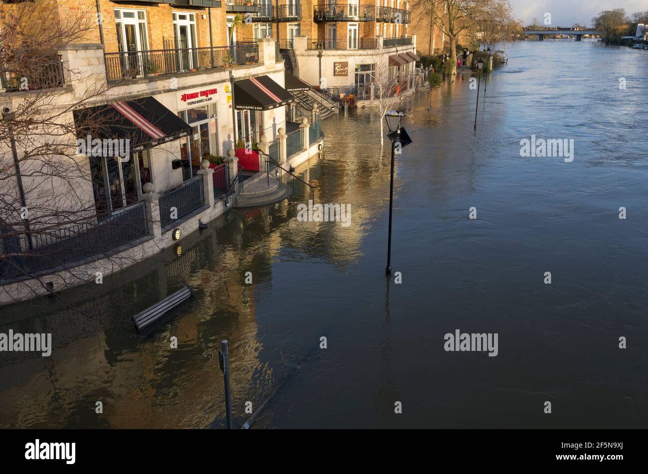 Überschwemmungen tauchen den Themse Path in Staines-upon-Thames, Surrey, Großbritannien, ein, nachdem der Fluss 2014 seine Ufer sprengte Stockfoto