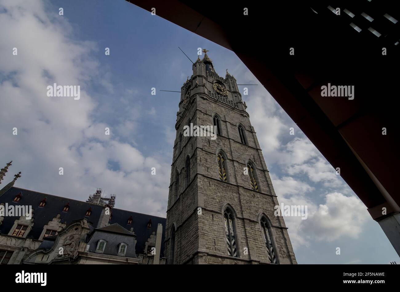 Der Belfort / Glockenturm / Belfried in Gent, Belgien unter dem hölzernen Baldachin des Stadshal / Stadtpavillons. Stockfoto