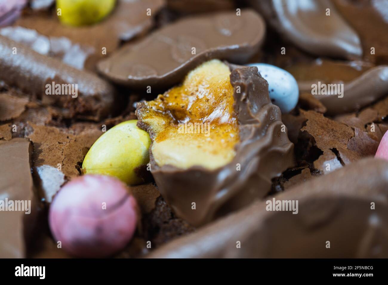 Home Backen Ostern Konzept. Brownie mit Schokoladenriegel, Mini-ostereiern und gebackenen Keksen. Schokolade Fest hausgemachte Leckerbissen Stockfoto