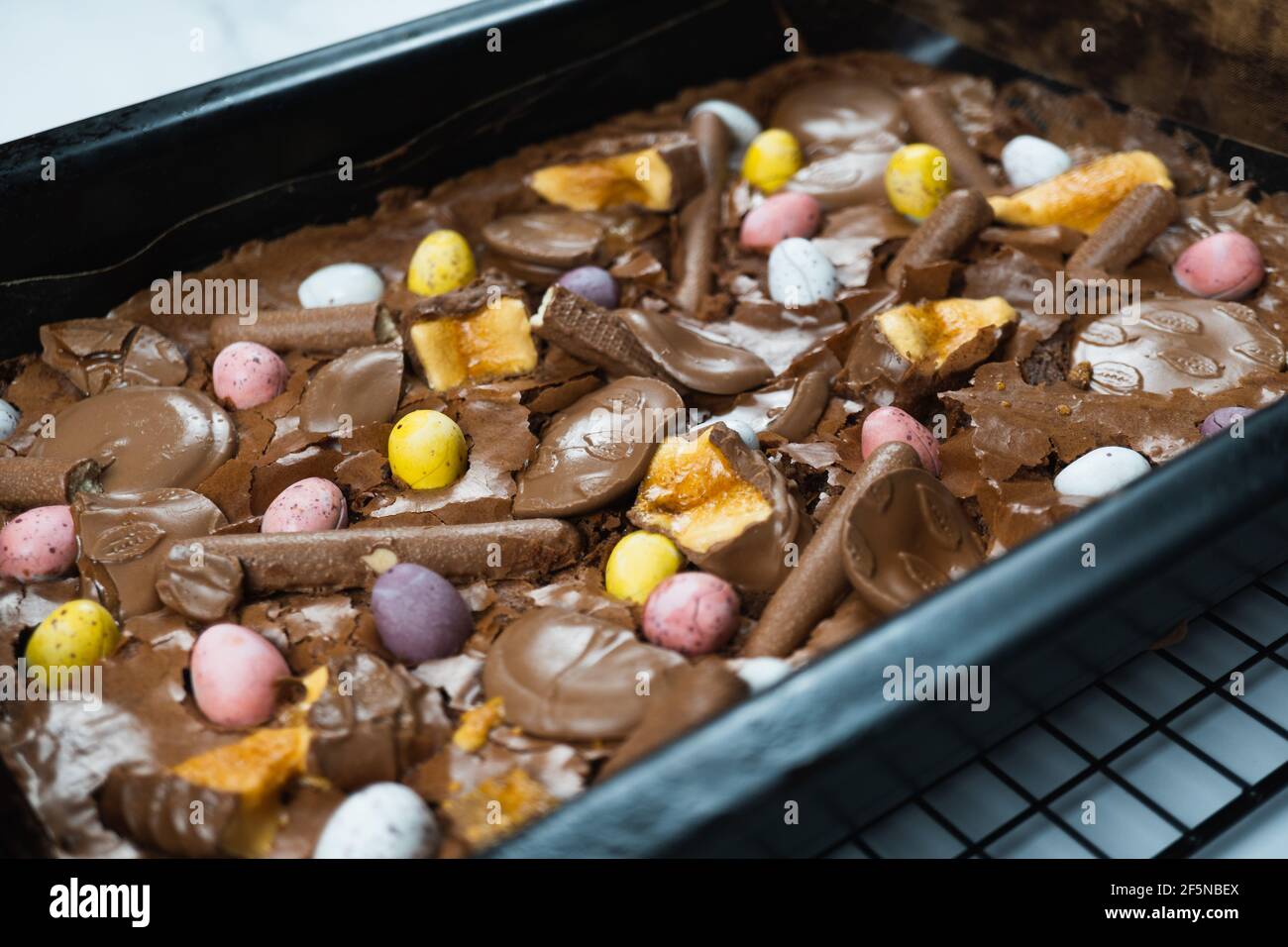 Home Backen Ostern Konzept. Brownie mit Schokoladenriegel, Mini-ostereiern und gebackenen Keksen. Schokolade Fest hausgemachte Leckerbissen Stockfoto