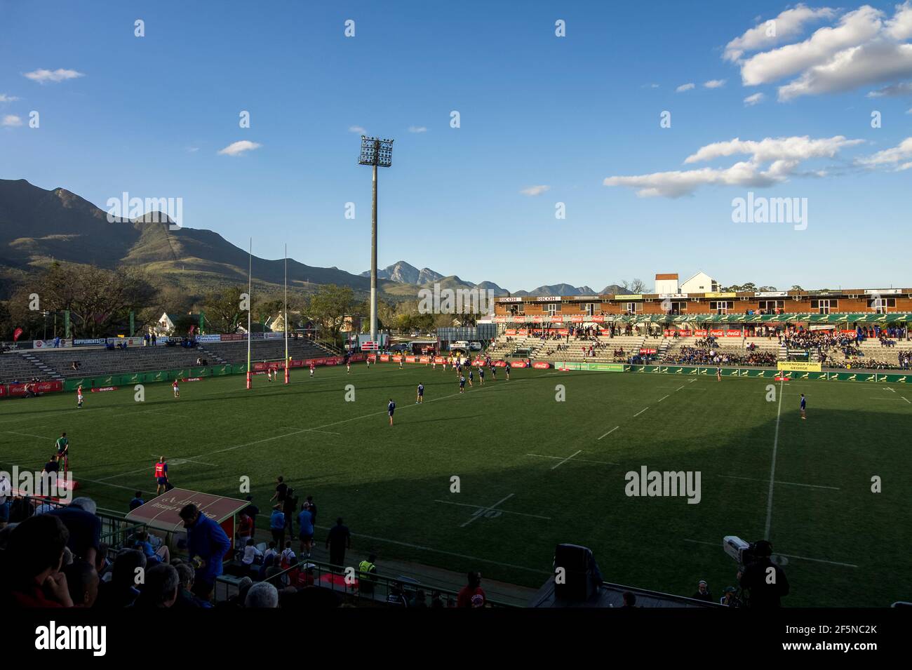 Ein Rugby-Spiel in George, Western Cape, Südafrika im August mit den Outeniqua Mountains im Hintergrund. (England U18 - Frankreich U18 2014) Stockfoto