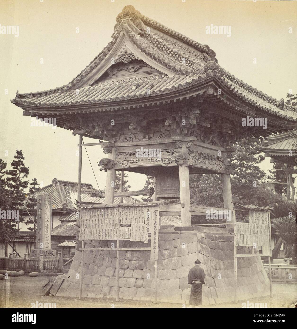 Große Glocke am Tempel von Kobo-Daishi in der Nähe von Kawasaki. Felice Beato (Englisch, geboren Italien, 1832 - 1909) Stockfoto