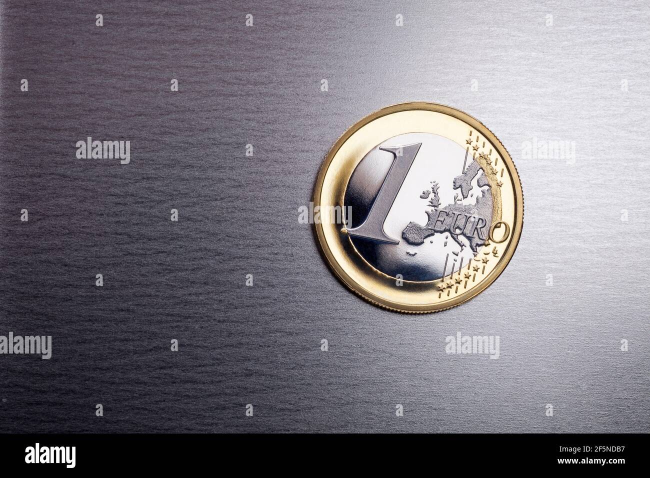 Ein Euro Münze isoliert auf weiß Stockfoto
