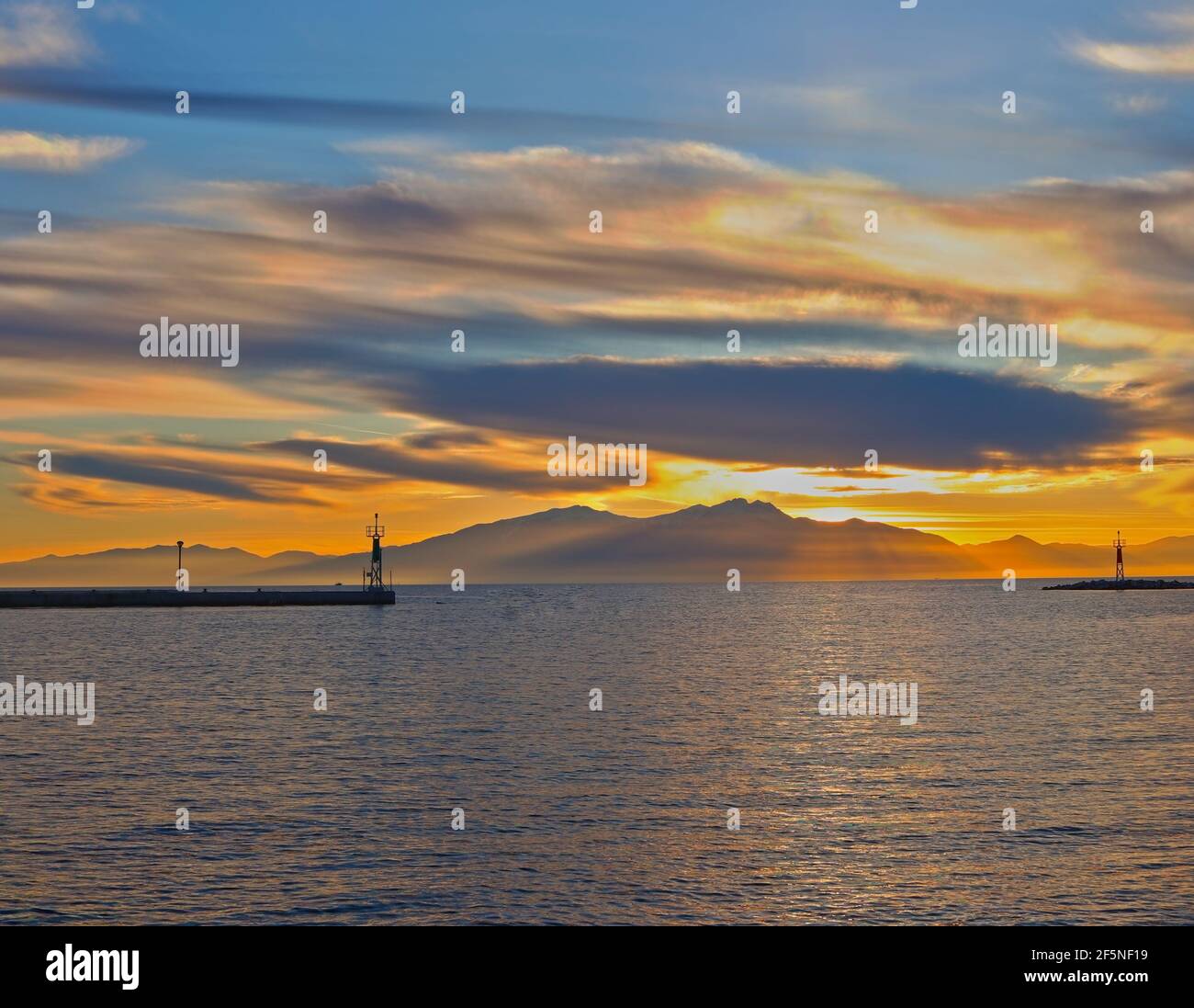 Epanomi, Thessaloniki, Griechenland. Ormos Epanomis, der Eingang des Docks bei Sonnenuntergang. Stockfoto