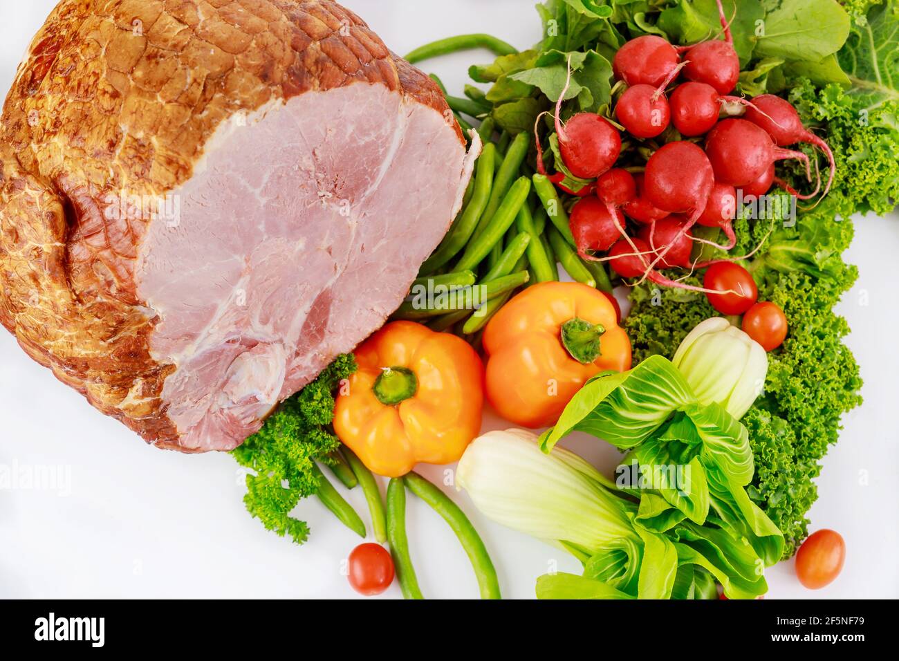 Glasierter Schweineschinken mit frischem Gemüse. Gesunde Ernährung. Stockfoto