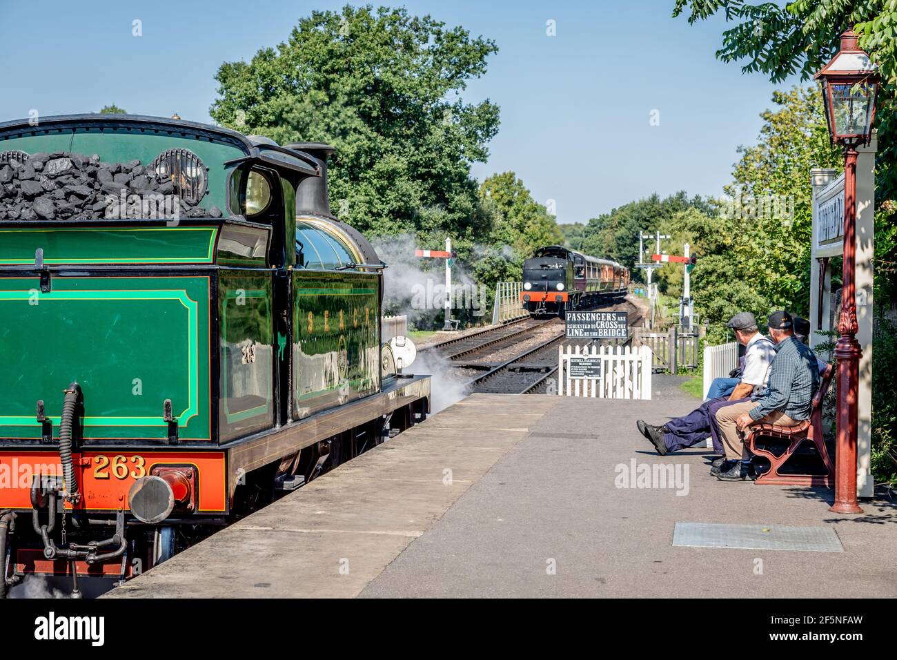 SECR 'H' 0-4-4T No. 263 wartet auf BR 'Q' 0-6-0 No. 30541, um Sheffield Park mit der Bluebell Railway, West Sussex, zu erreichen Stockfoto