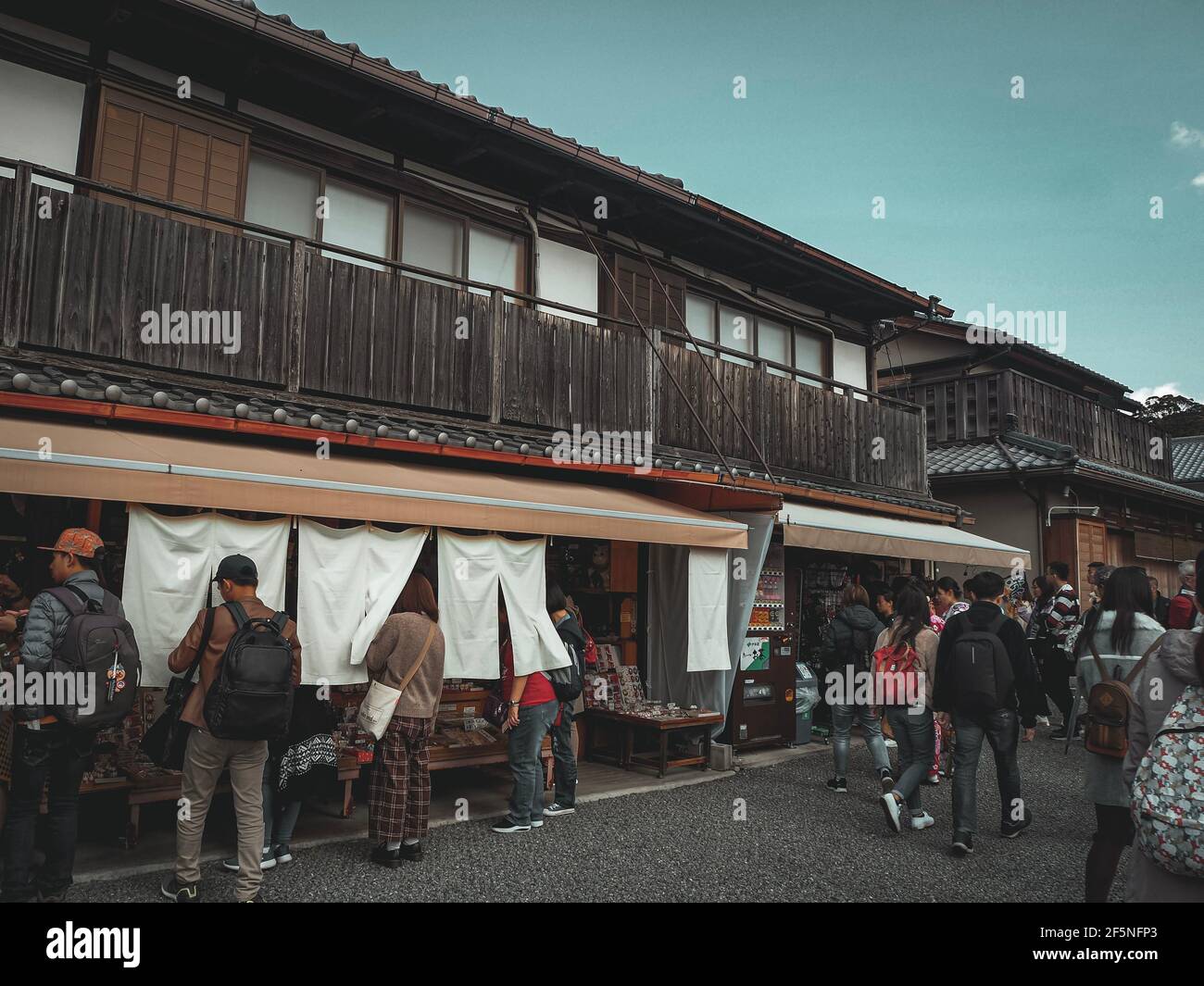 Hyoto, Japan, 7. Dezember 2019: Viele Menschen auf dem japanischen Markt Stockfoto