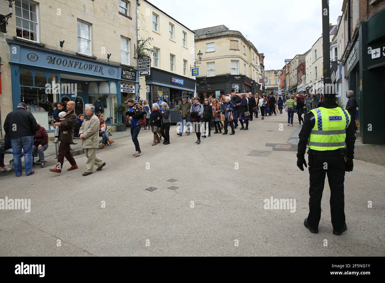 Stroud, Großbritannien. März 2021, 27th. Friedlicher Protest gegen die Covid-19-Vorschriften im Stadtzentrum von Stroud. Gloucestershire, Großbritannien. Kredit: Gary Learmonth/Alamy Live Nachrichten Stockfoto