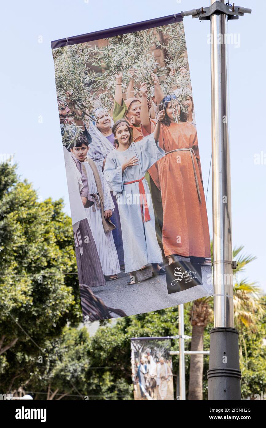 Adeje, Teneriffa, Kanarische Inseln, Spanien. 26. März 2021. Fotografien von Phil Crean aus den vergangenen Jahren Passionsspiel auf Transparenten in Kirchen und o Stockfoto