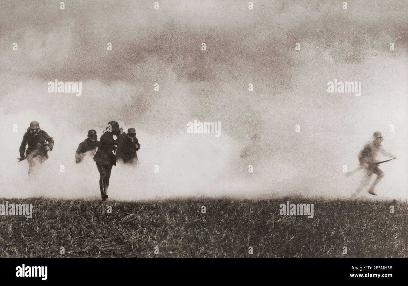 Deutsche Soldaten, die im Ersten Weltkrieg durch Rauch auf dem Schlachtfeld vorrückten. Stockfoto