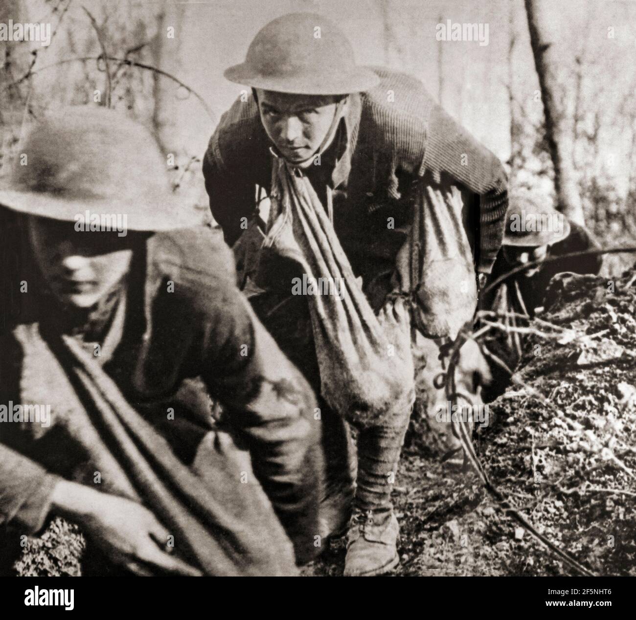 Neu eingetroffenen amerikanischen Truppen, bekannt als "Doughboys" kriechen durch Schützengräben während der letzten Tage des Ersten Weltkriegs. Stockfoto