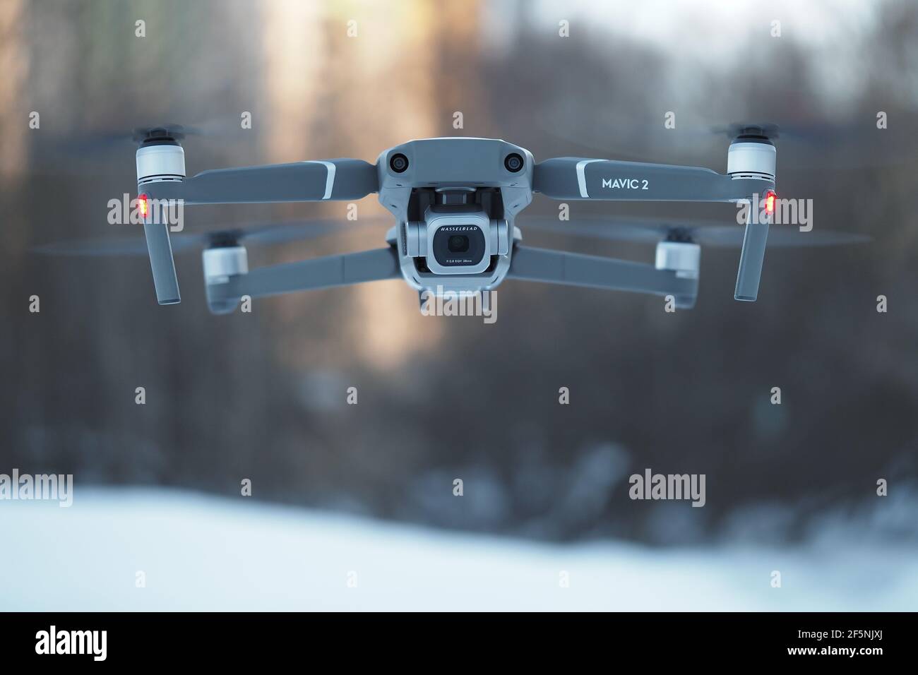 Ein unbemanntes Luftfahrzeug in der Luft. Foto-Video von der Drohne. Stockfoto